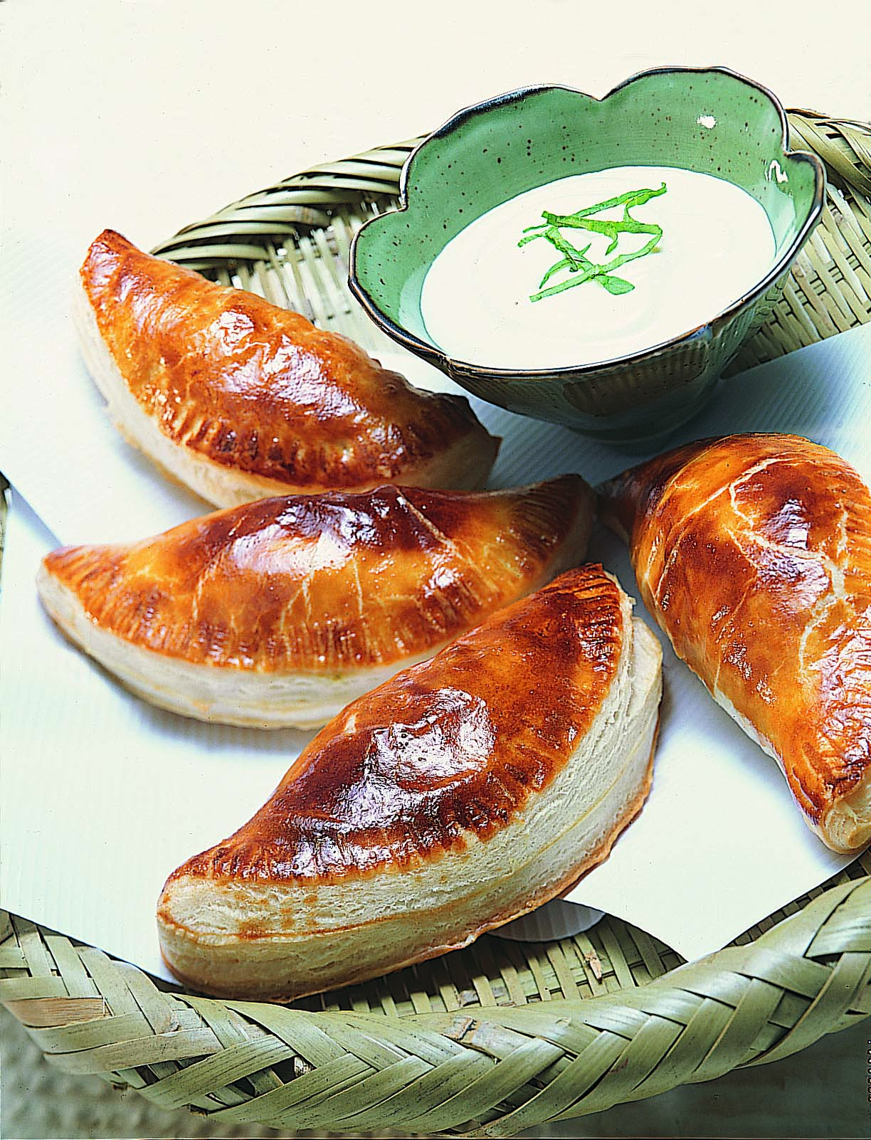 Gemüse-Schafkäse-Krapfen mit Sauerampfer-Joghurtsauce