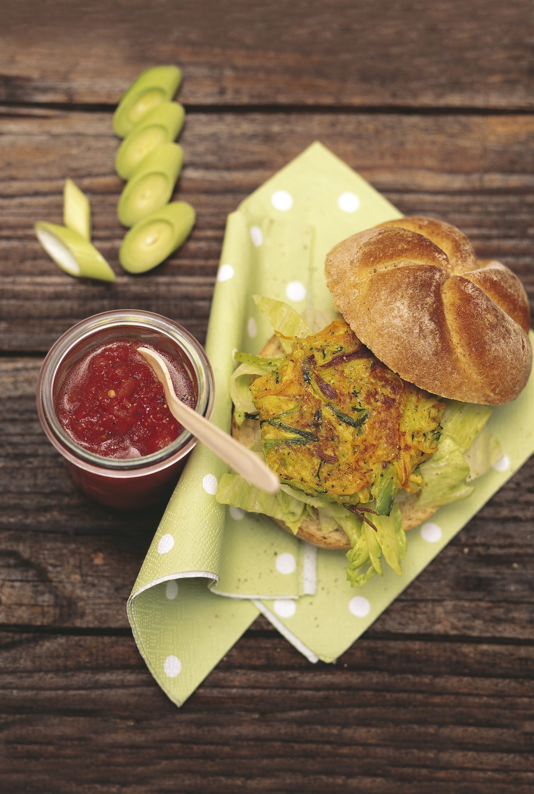 Gemüseburger mit roher Tomatensauce (Veggie-Burger)