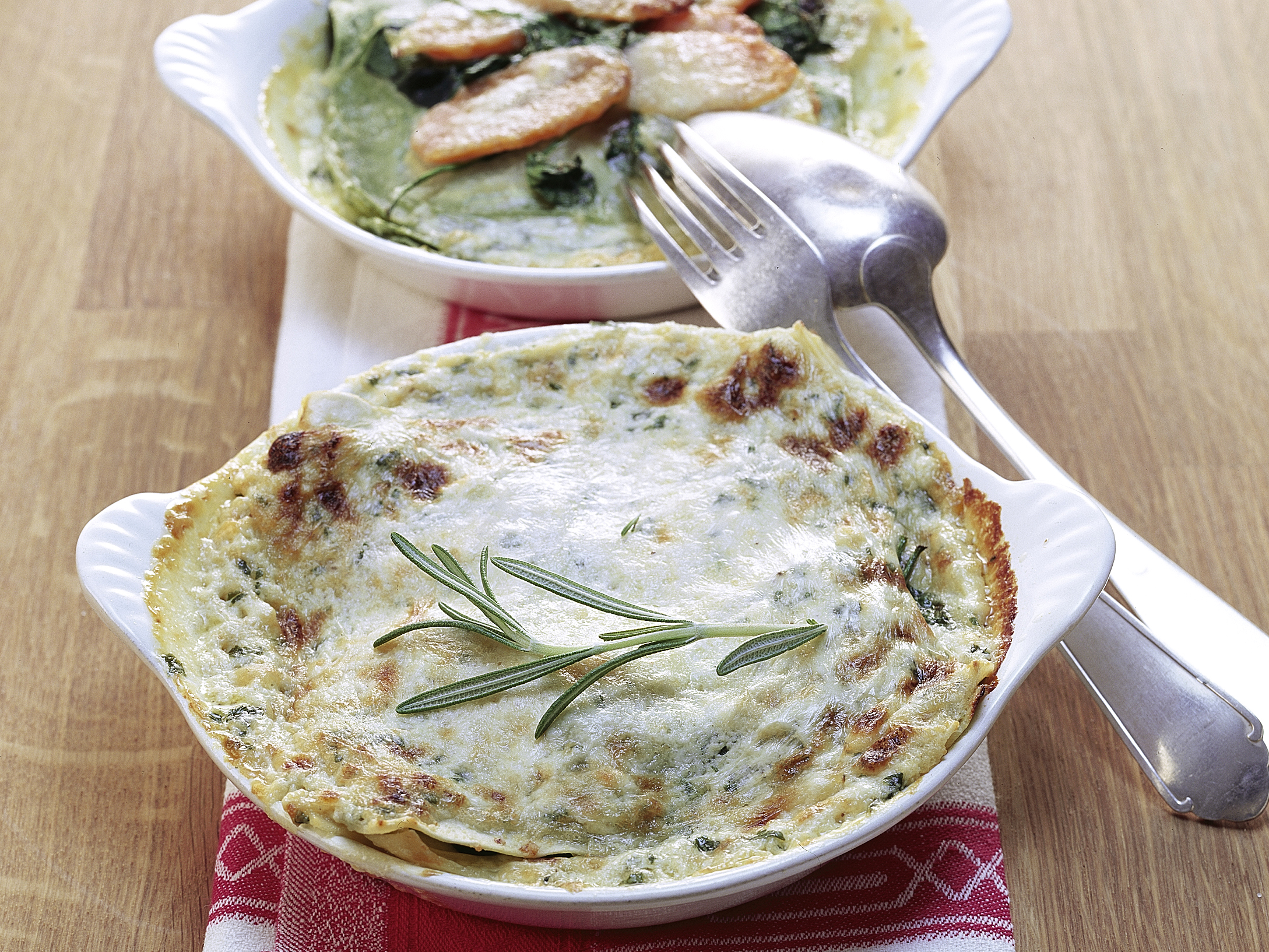 Lasagnes aux légumes et sauce au fromage et à l'ail des ours