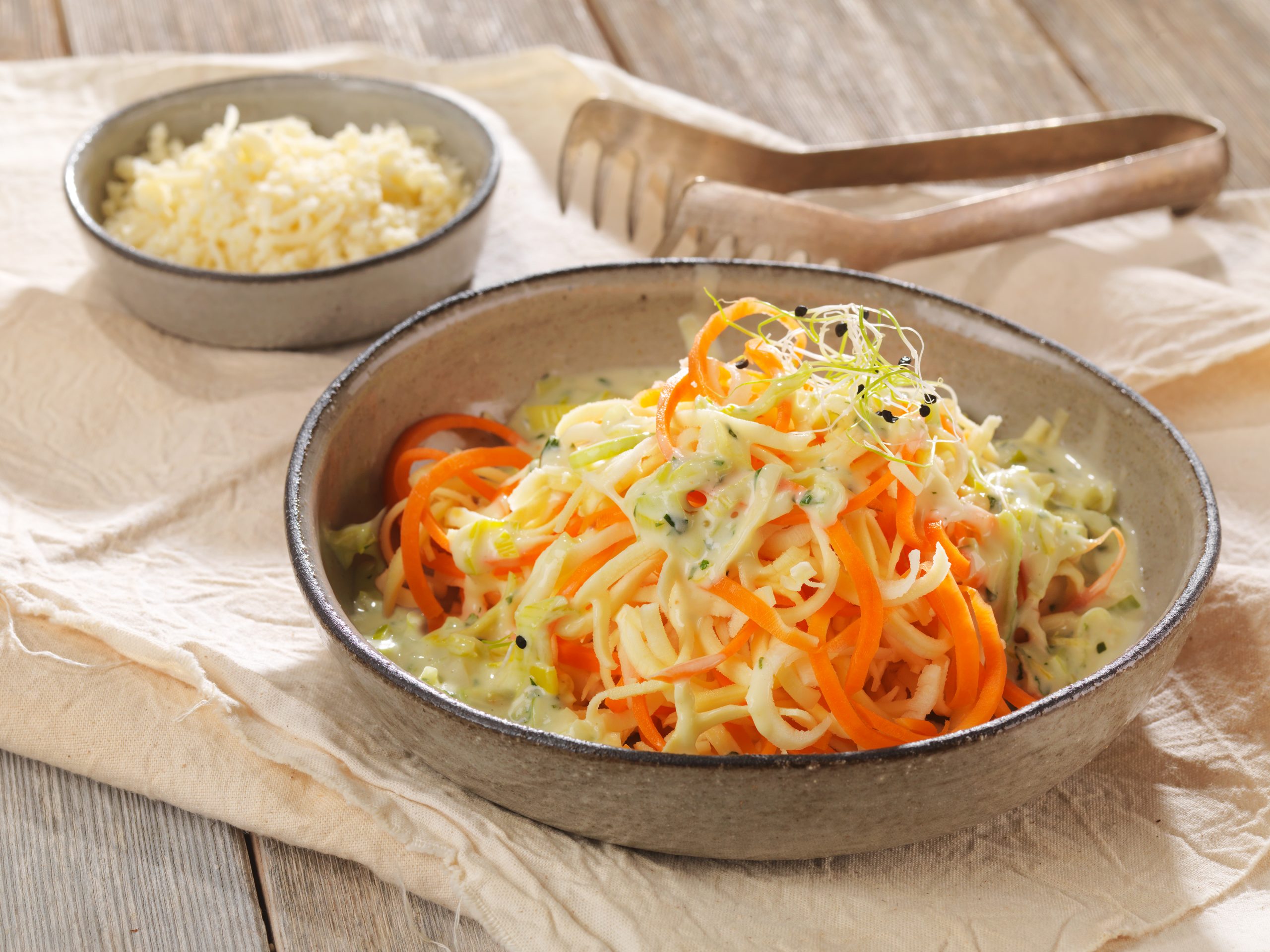Gemüsenudeln mit Lauch-Käsesauce