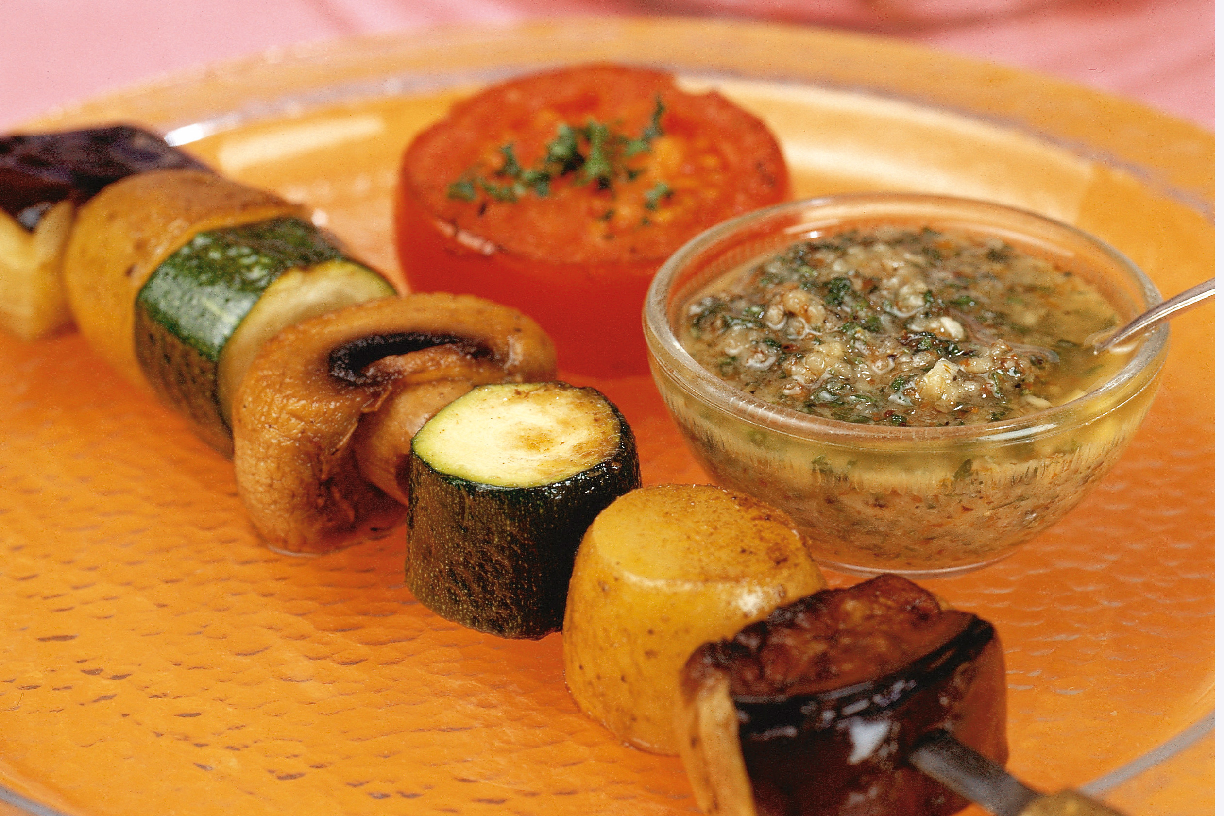 Gemüsespiesse vom Grill mit Salsa verde