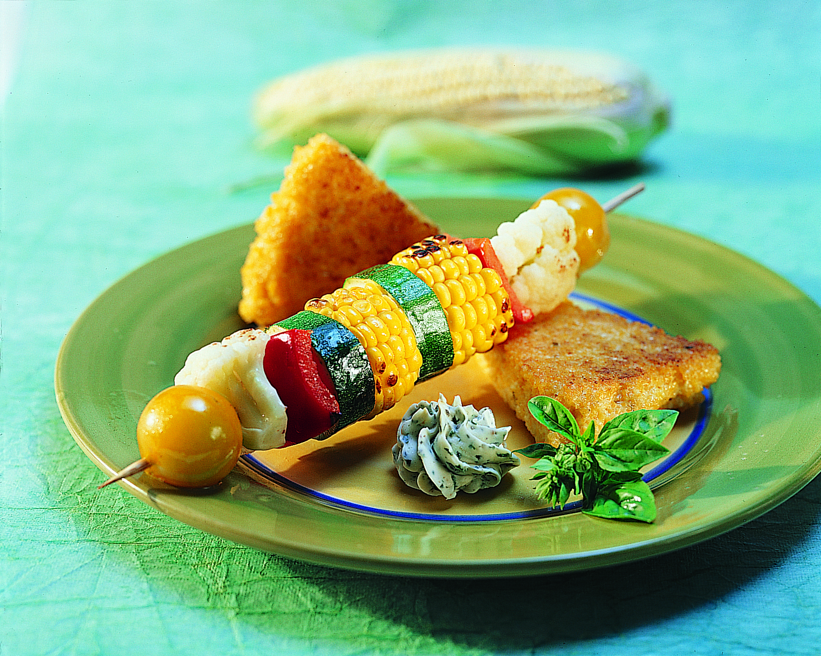 Brochettes de légumes sur tranches de polenta grillée