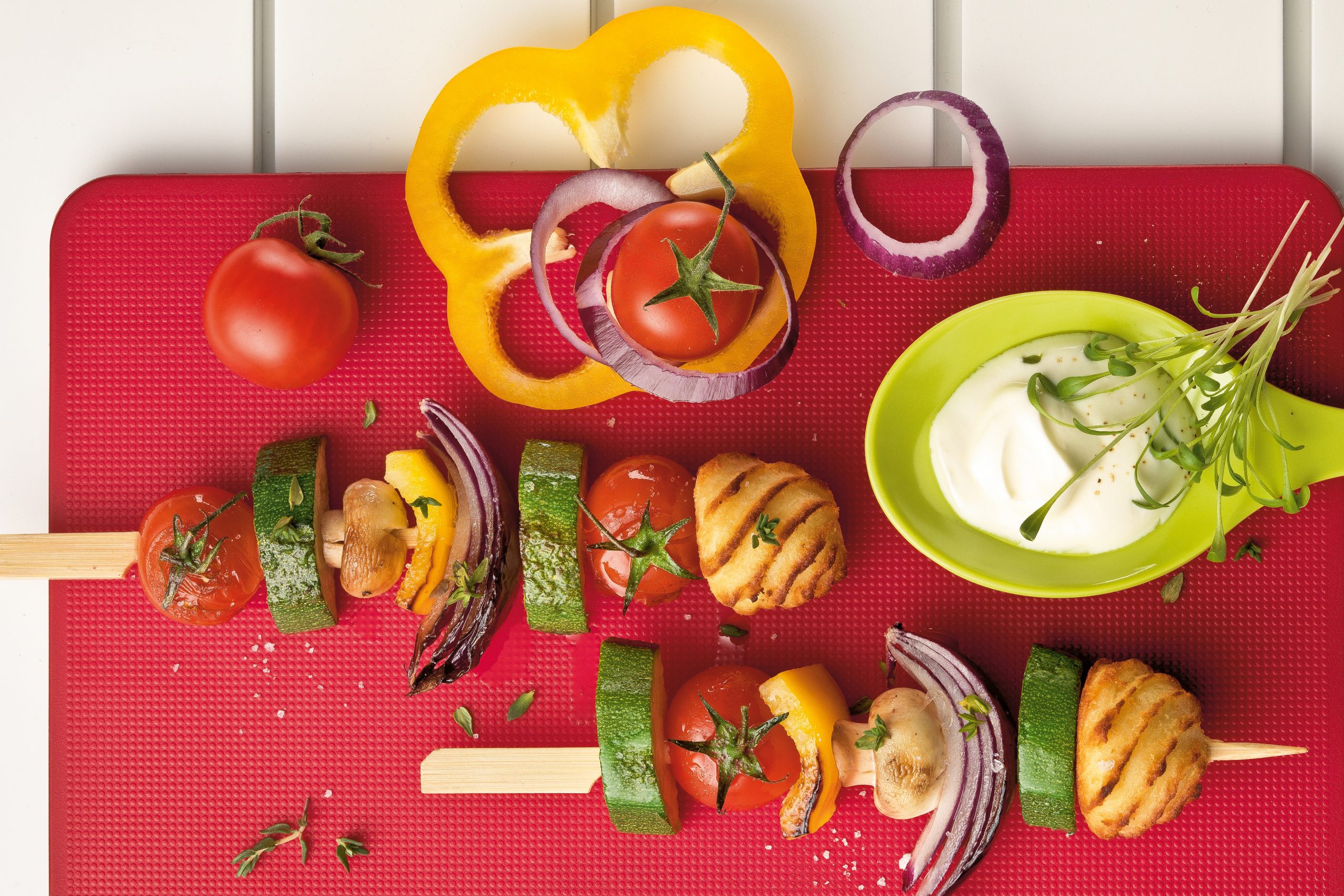 Brochettes de légumes et sauce au yogourt et aux oignons
