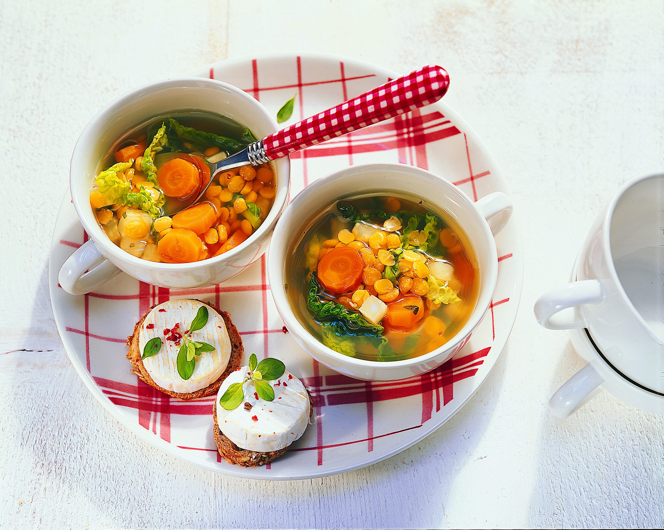 Potage de légumes aux pois jaunes et ses canapés au fromage