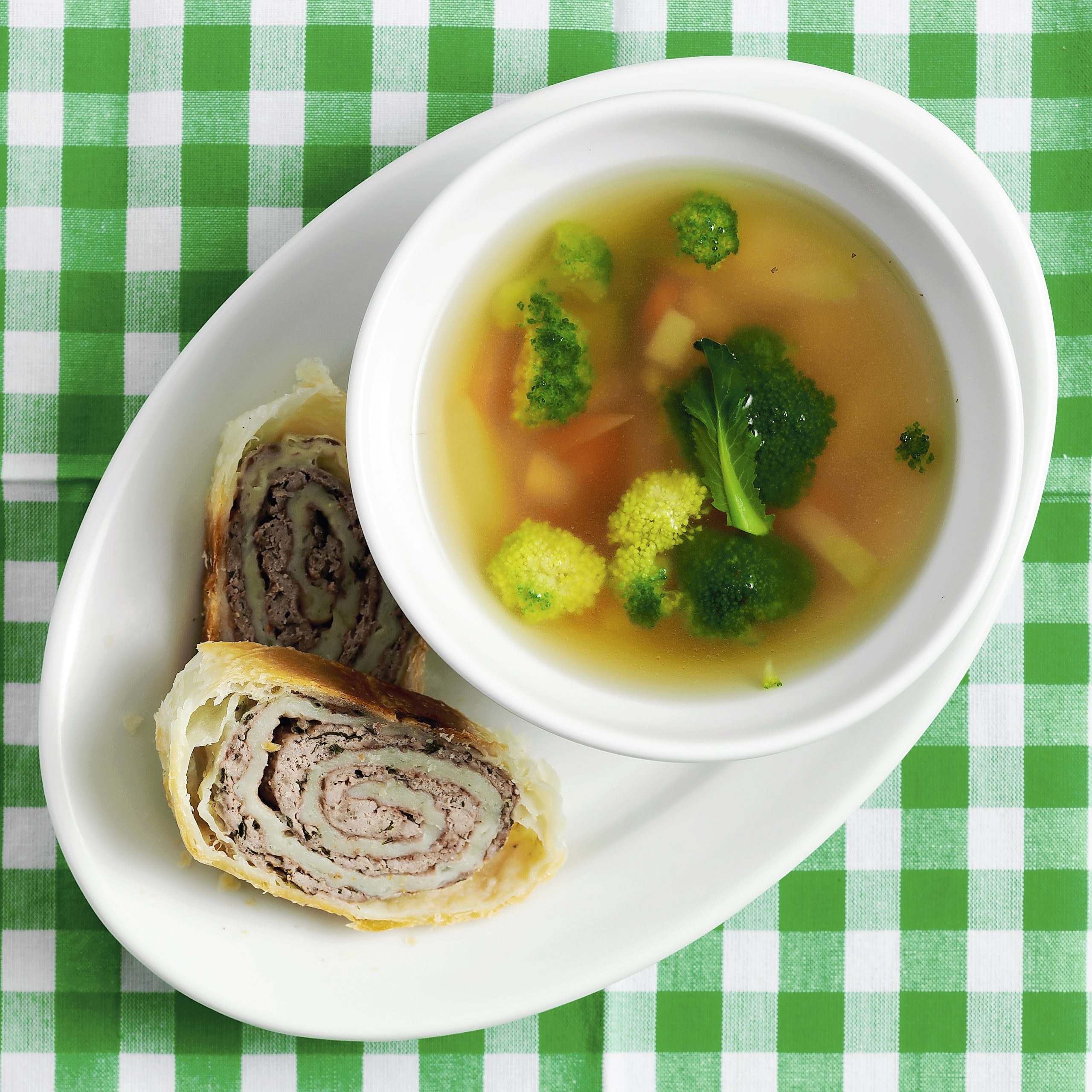 Gemüsesuppe mit Hackfleischstrudel