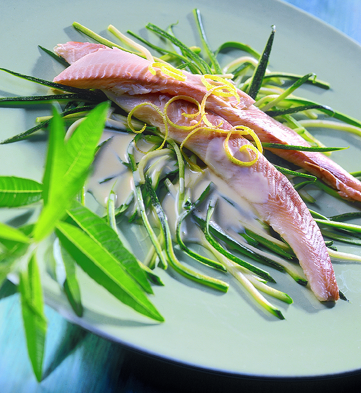 Geräucherte Ittinger Forellen mit Zucchinistreifen