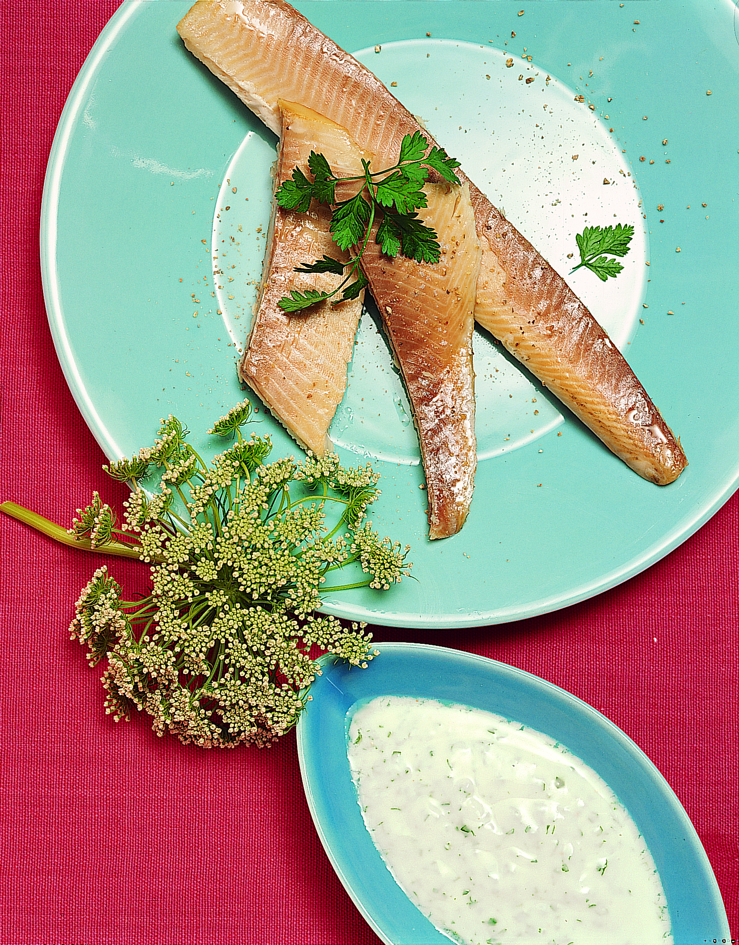 Geräuchte Forellenfilets mit Kerbel-Joghurt