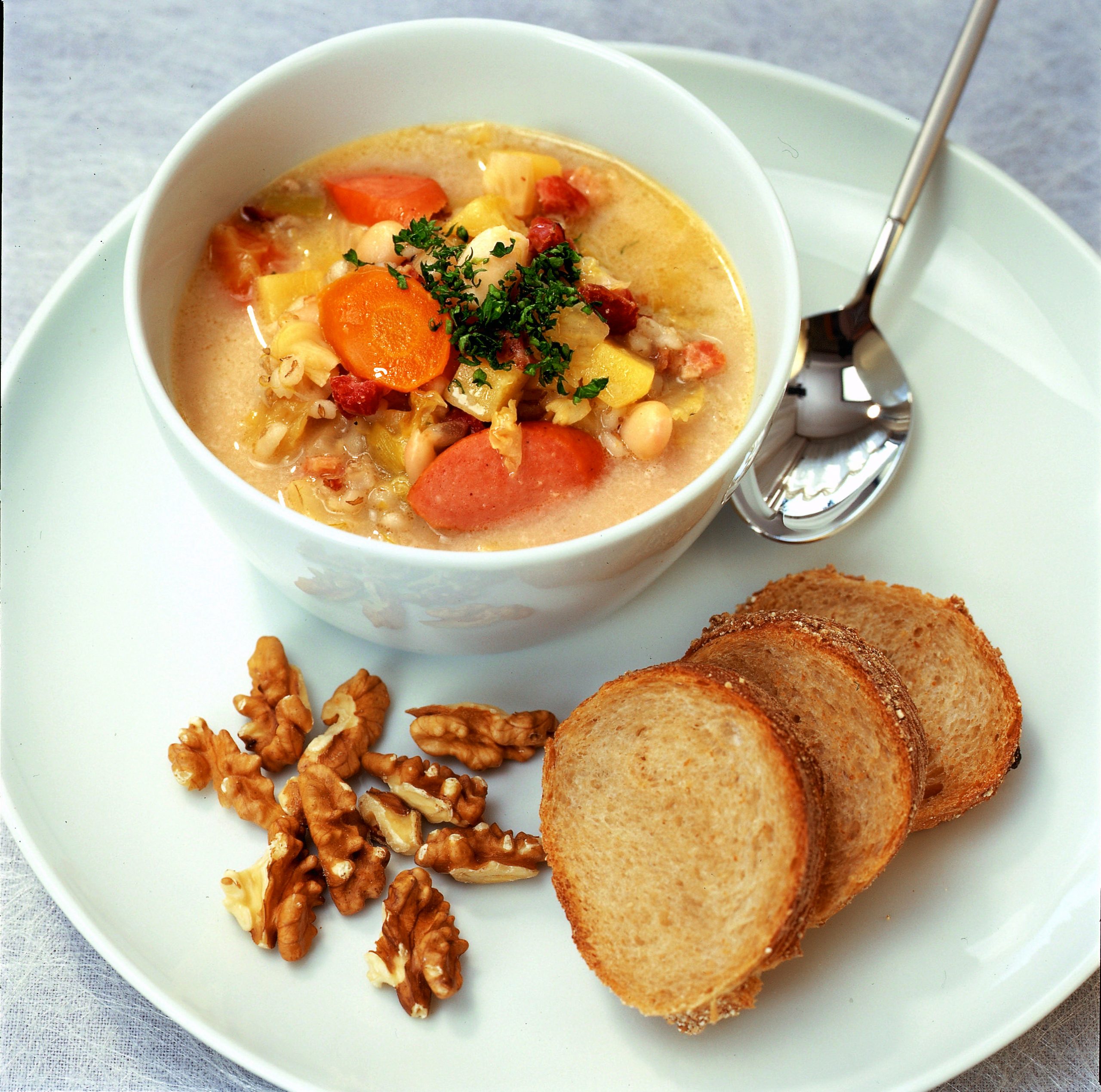 Soupe à l'orge, haricots, légumes et lardons
