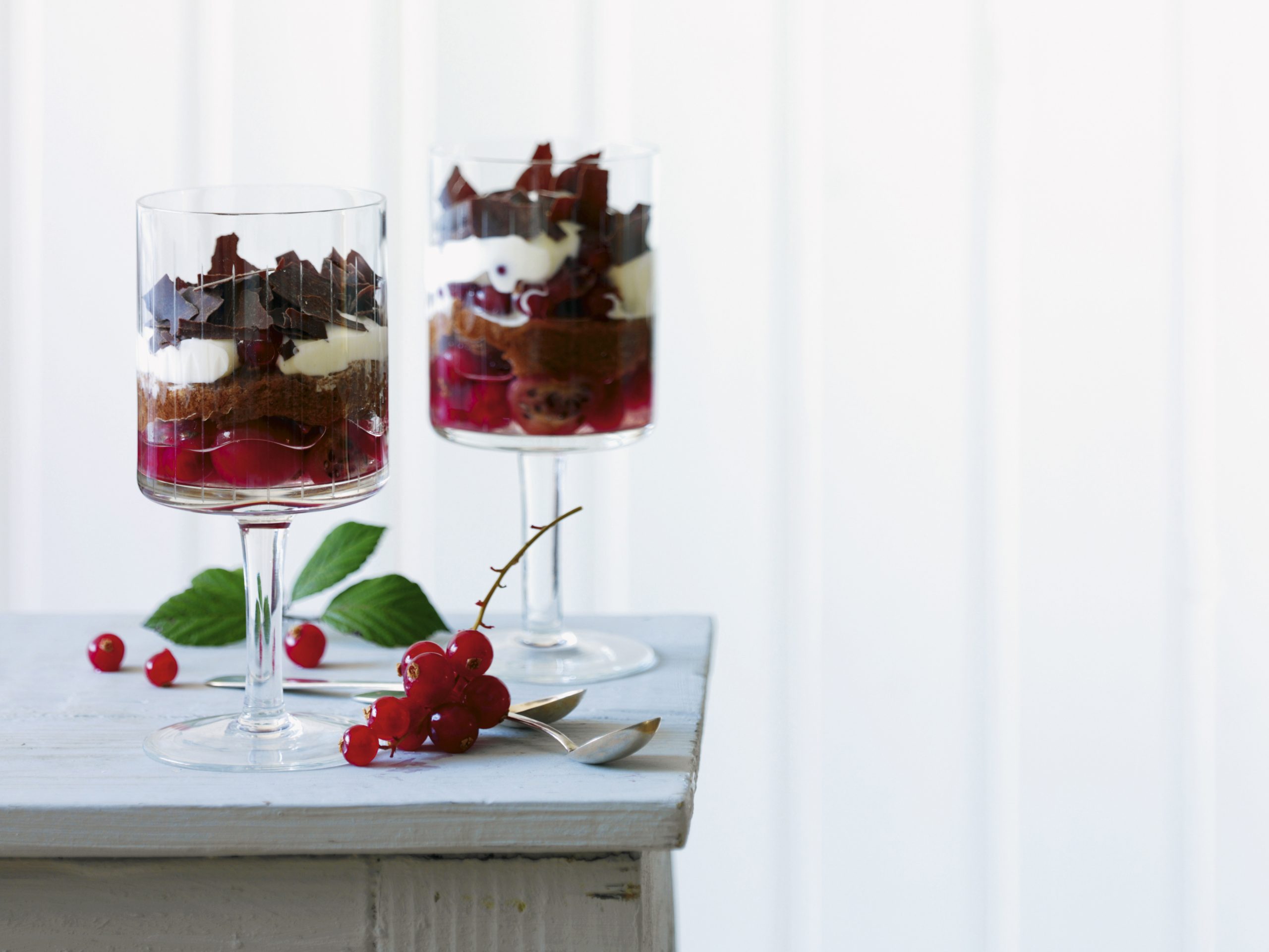 Verrines de génoise au chocolat et de fruits rouges