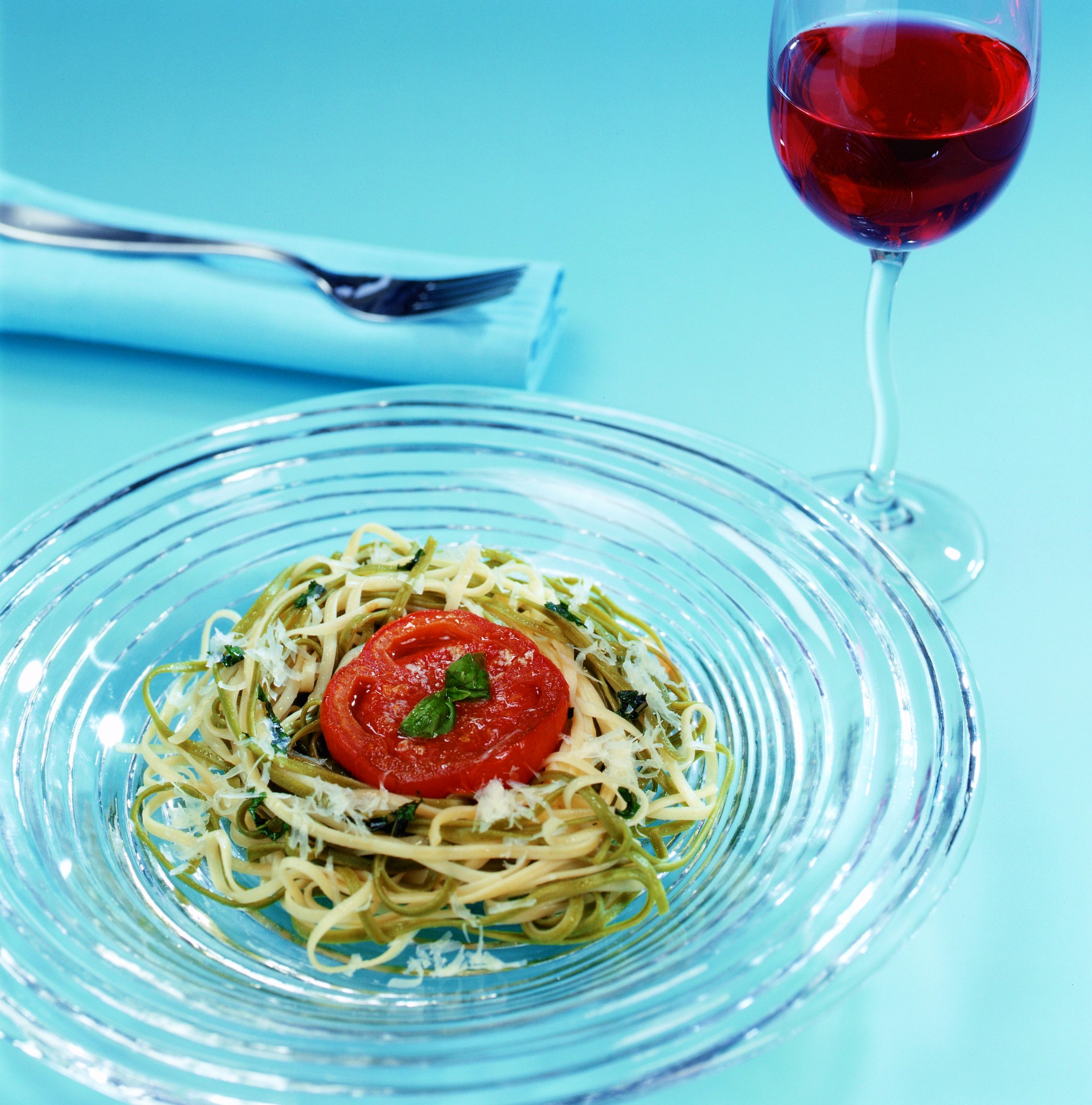 Tomates au vinaigre balsamique sur lit de nouilles bicolores