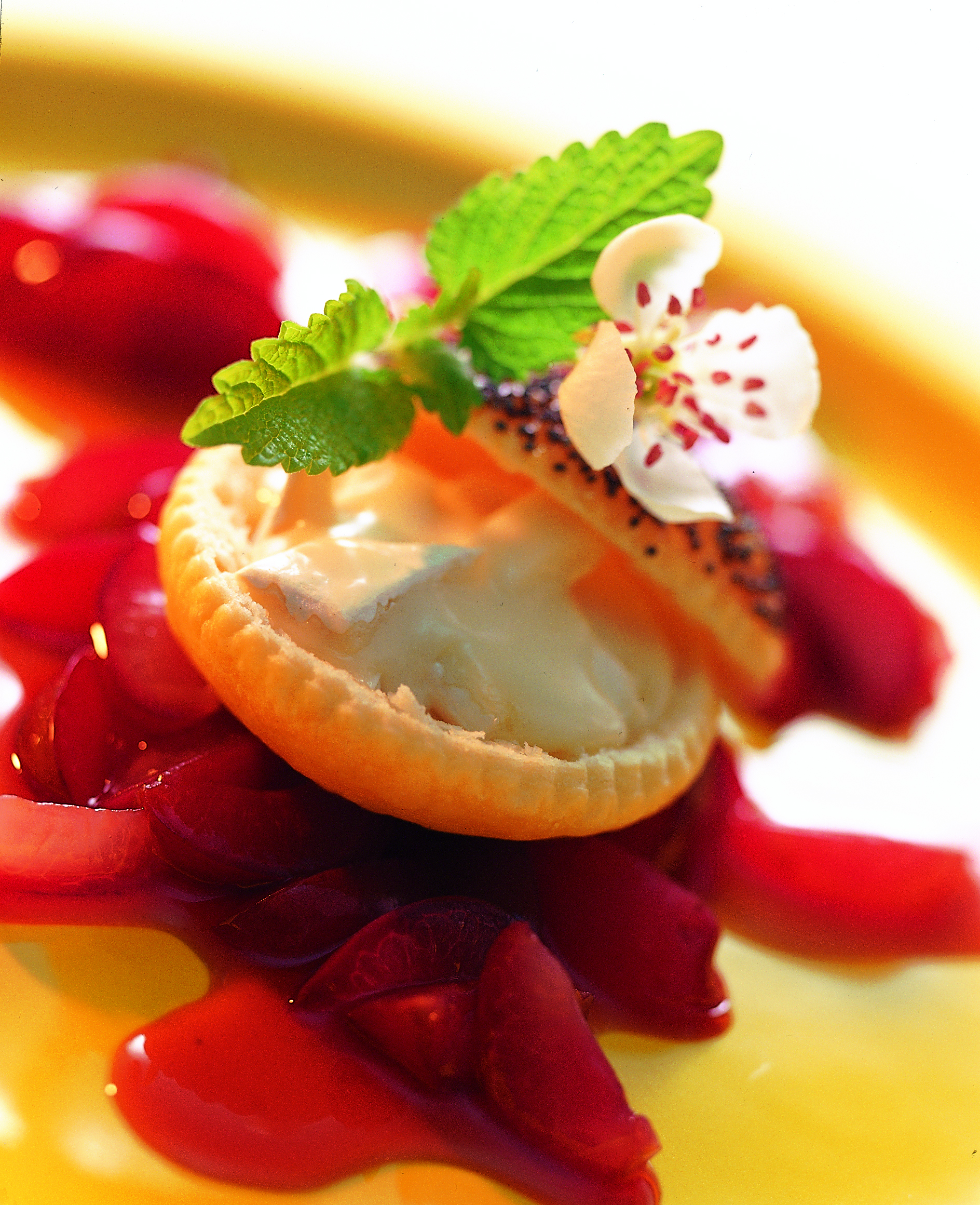 Feuilletés au fromage à la crème et aux cerises