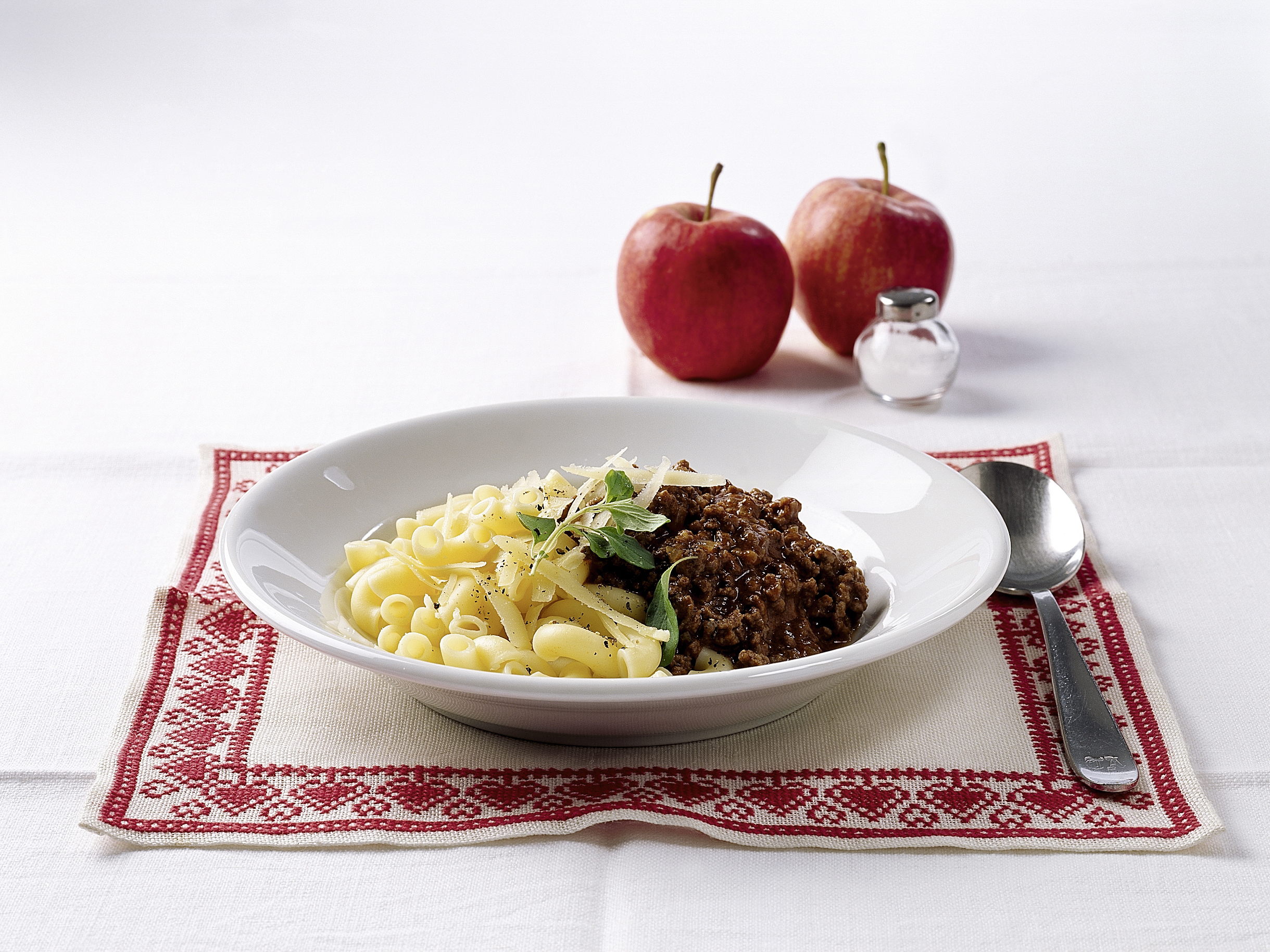 Ghackets mit Hörnli und Apfelmus