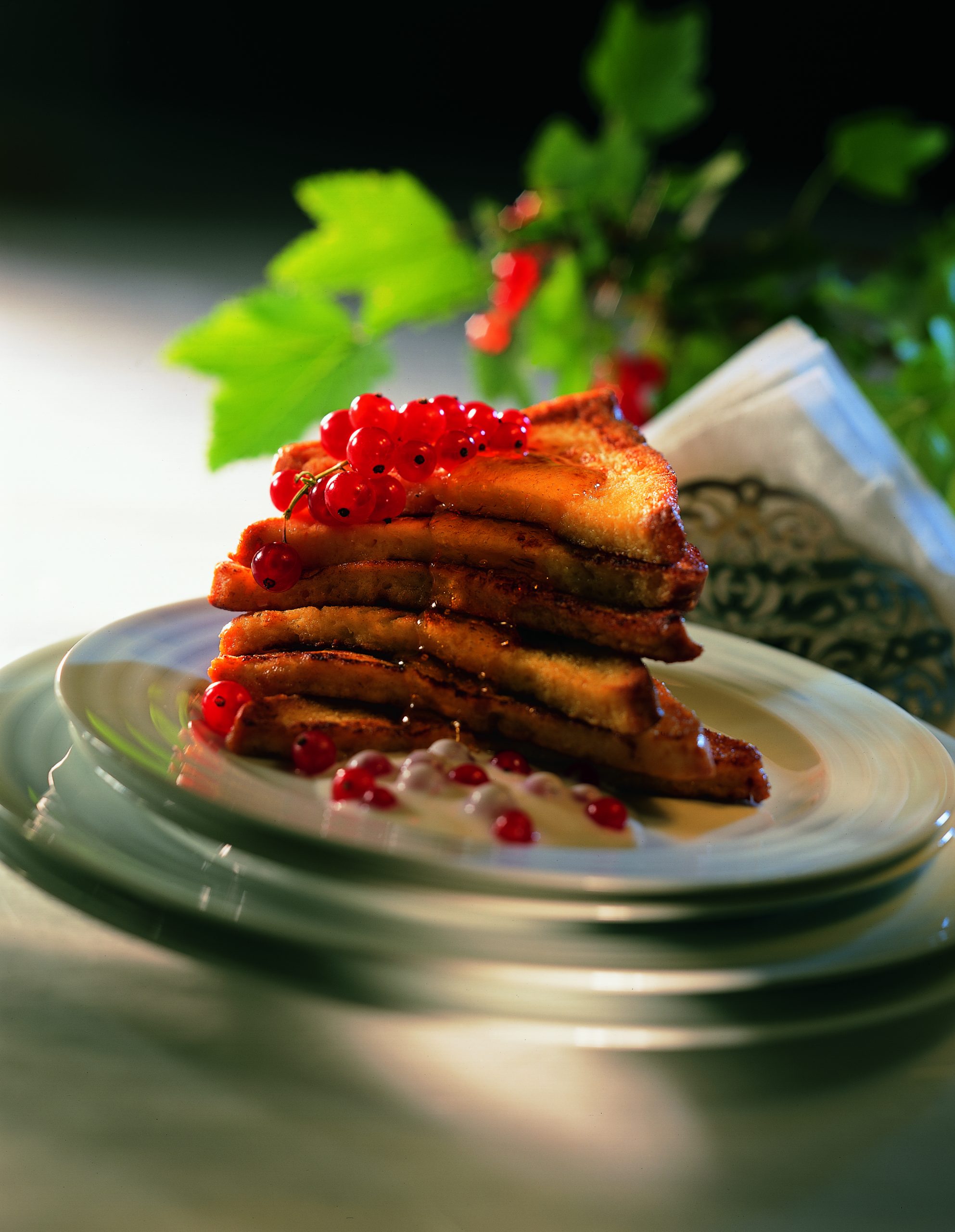 Goldschnitten mit Johannisbeer-Joghurt