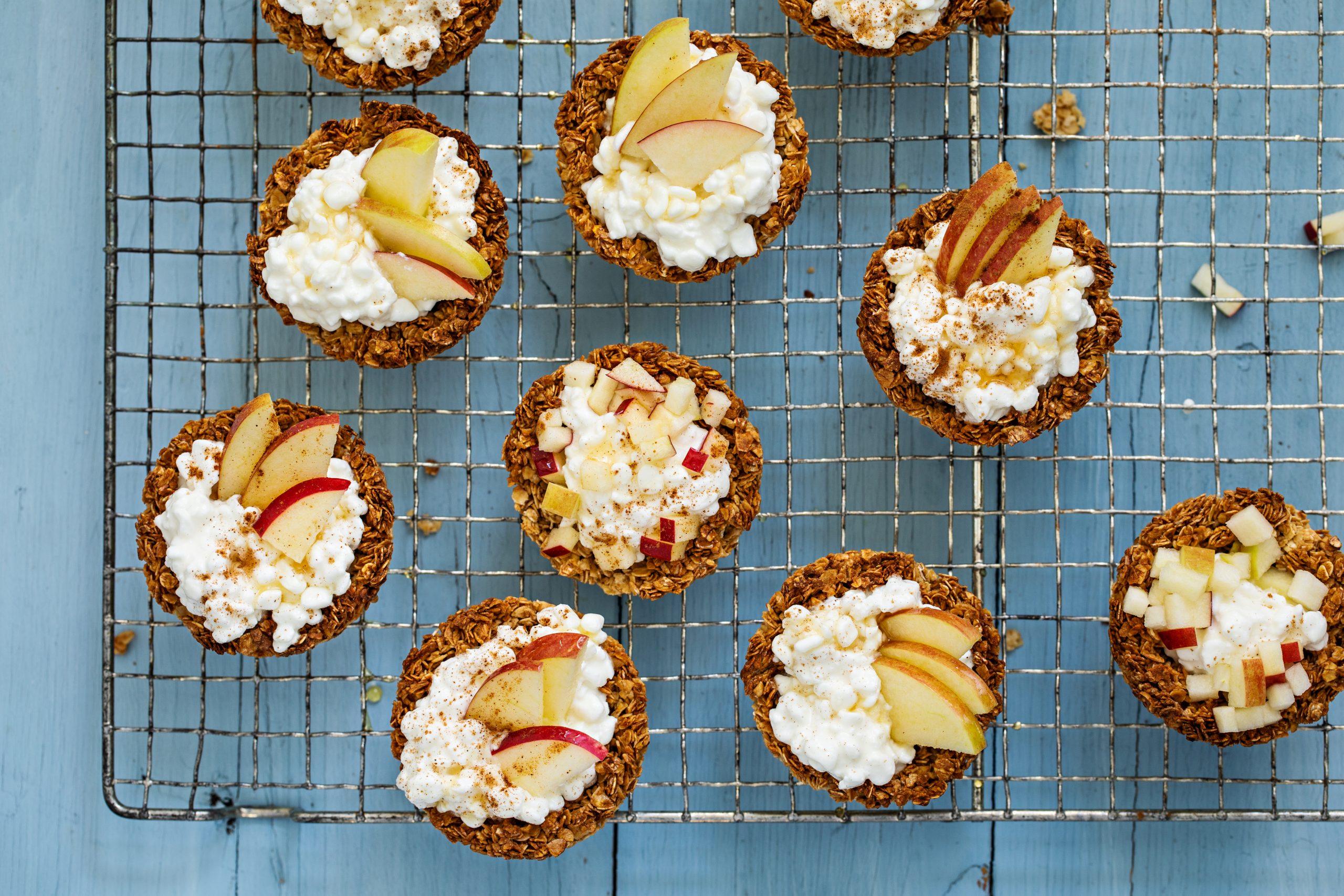 Granola-Cups mit Hüttenkäse und Apfel