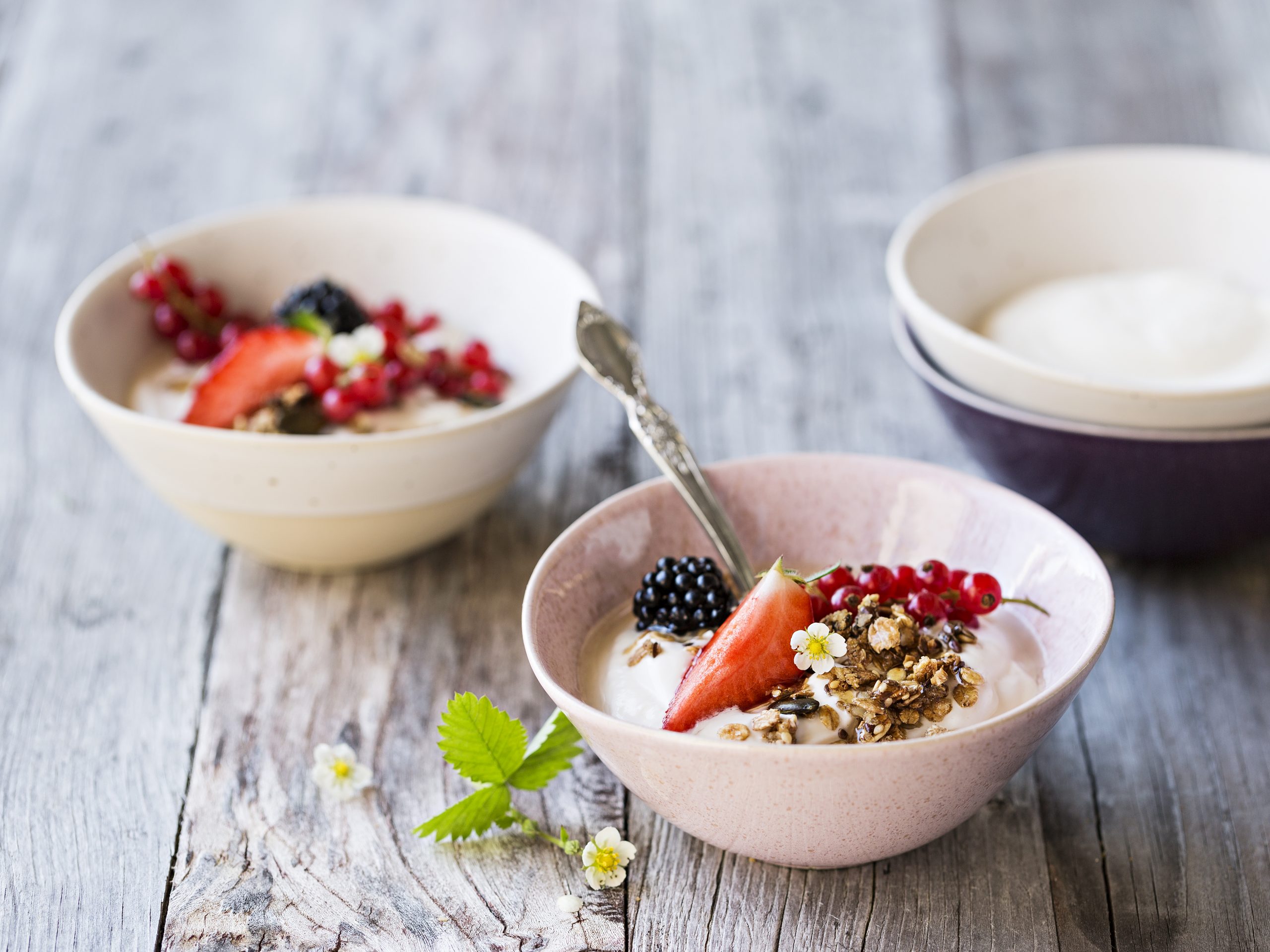 Granola aux fruits rouges et au séré