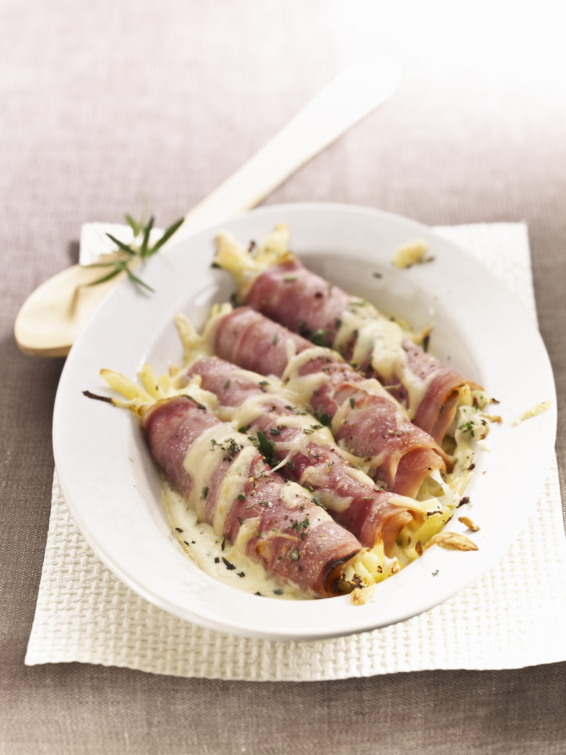 Rouleaux de jambon et de colrave gratinés
