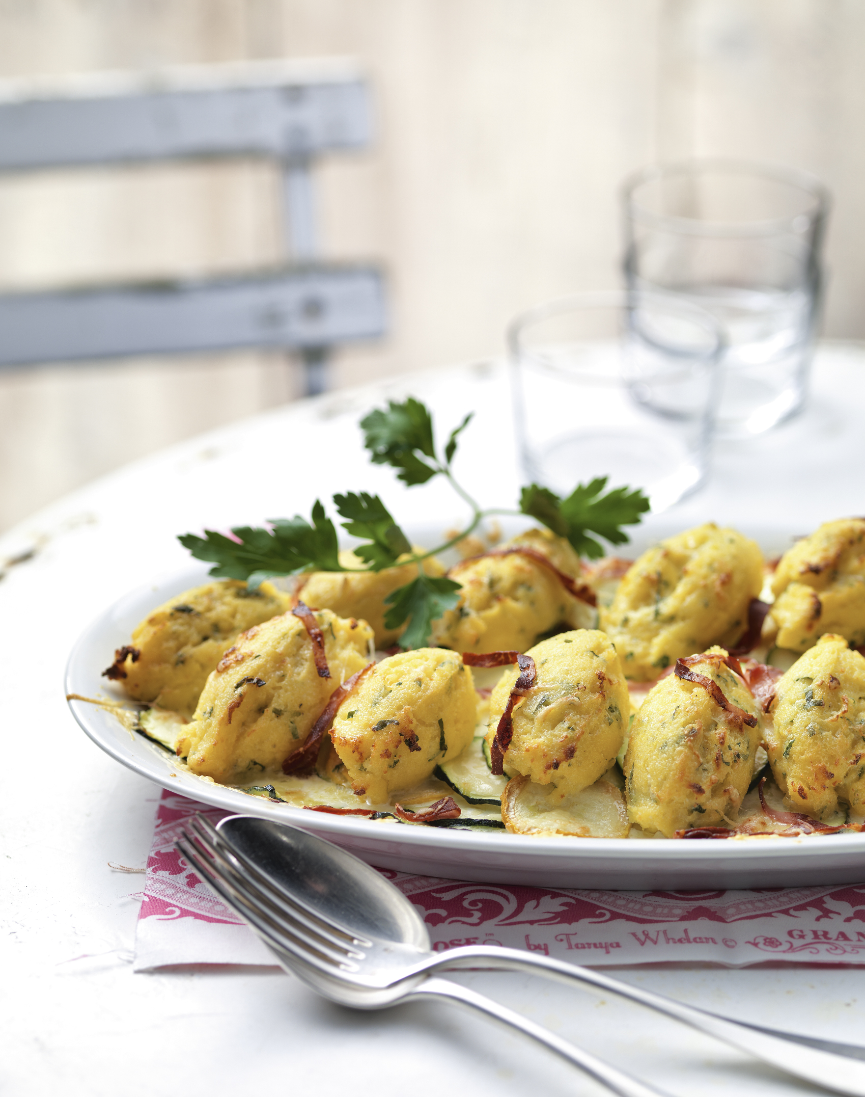 Griess-Schiffchen auf Zucchini