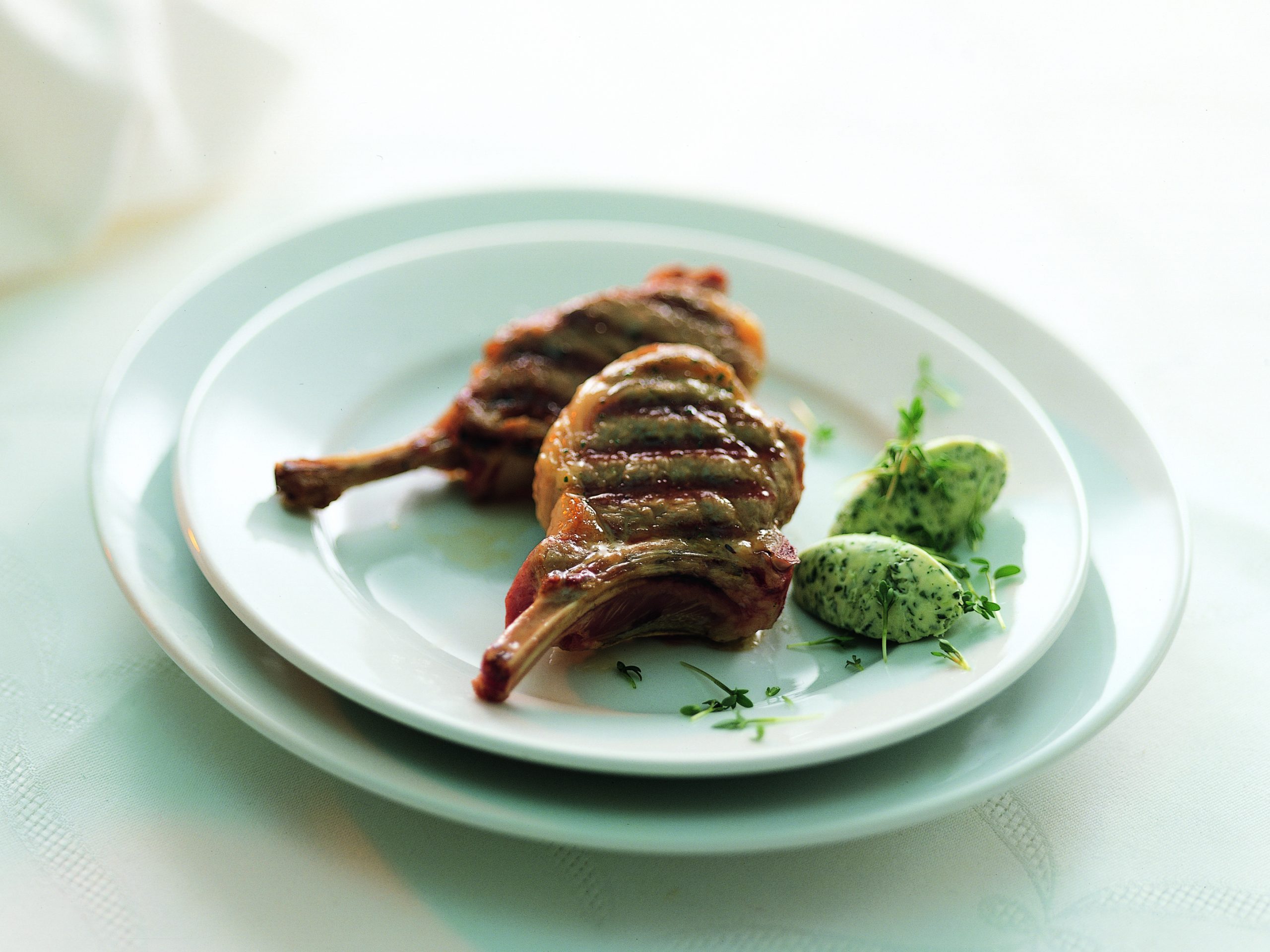 Grillierte Lammkoteletts mit Kressebutter