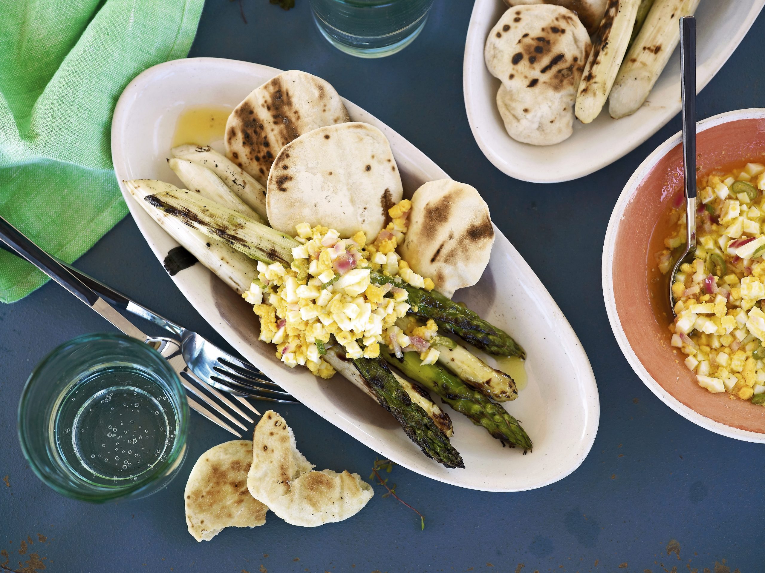 Asperges grillées, vinaigrette aux oeufs et pain pita