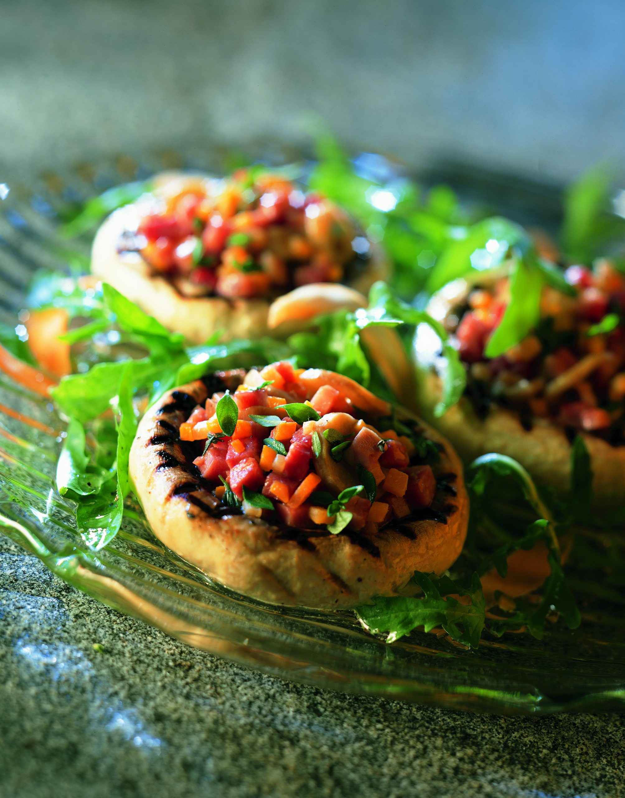 Grillierter Champignons-Salat auf Rucola und Löwenzahn