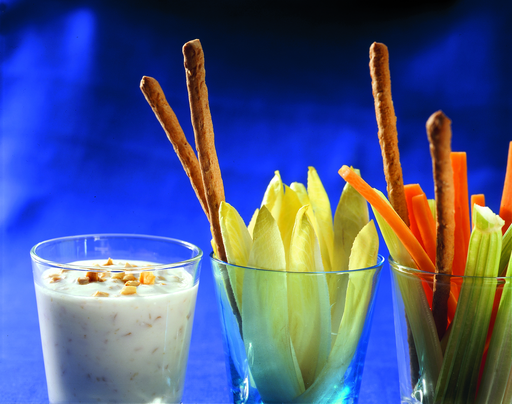 Grissini und Gemüsestäbchen mit Erdnussjoghurt