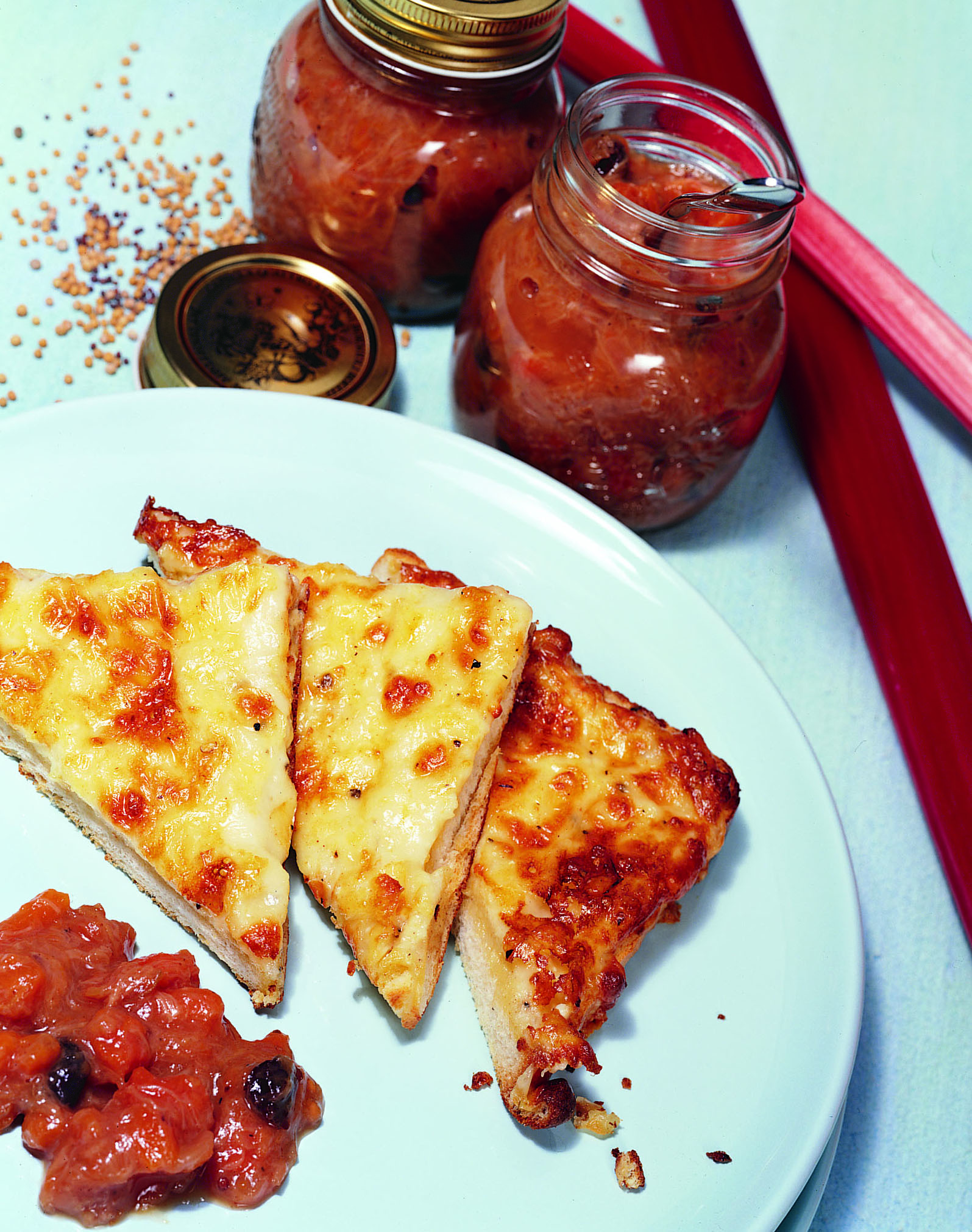 Maxi-toasts au fromage au chutney rhubarbe-carottes
