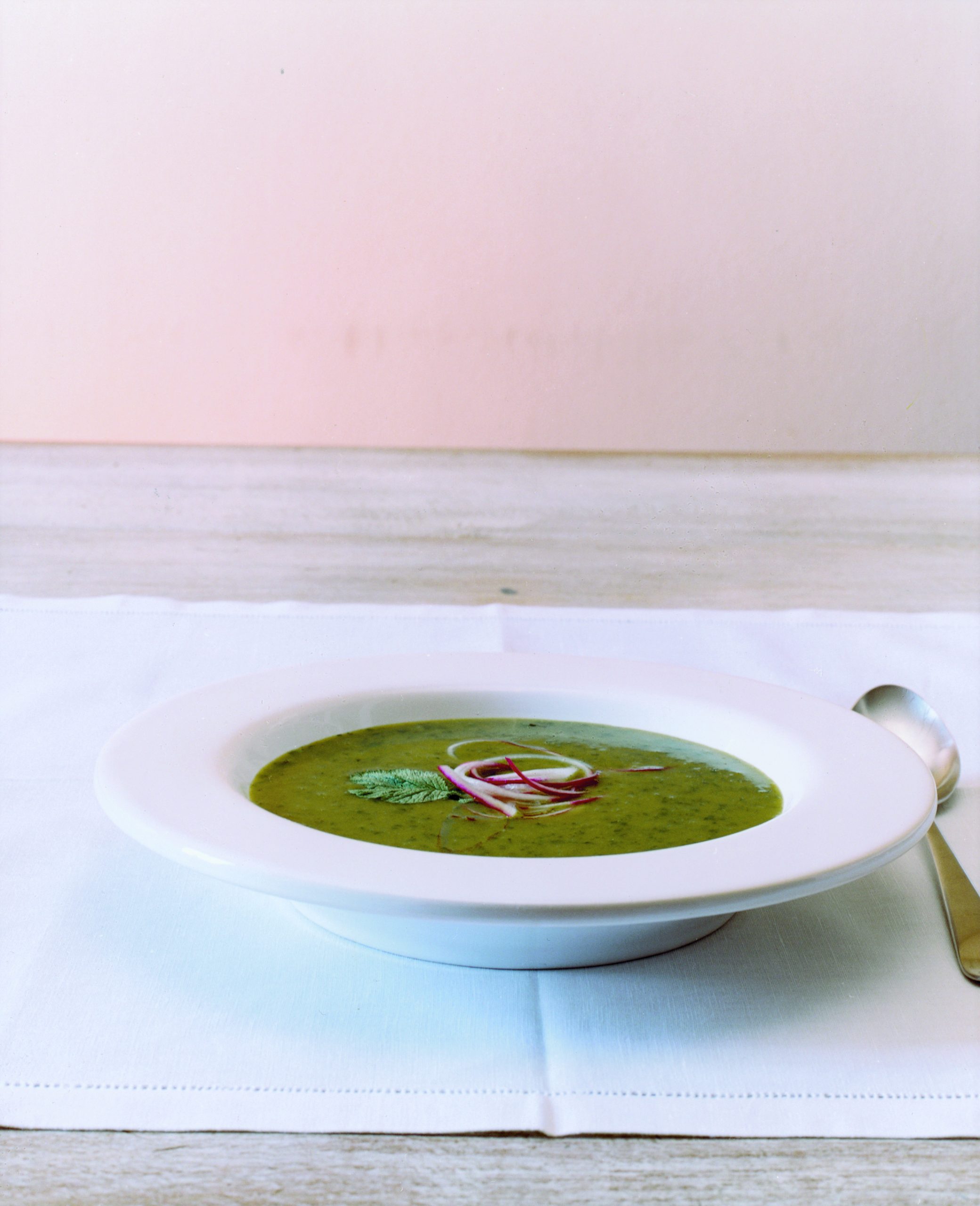 Soupe aux fines herbes et à la crème acidulée