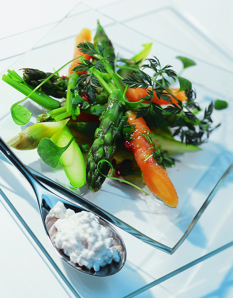 Asperges vertes et carottes en vinaigrette avec cottage cheese