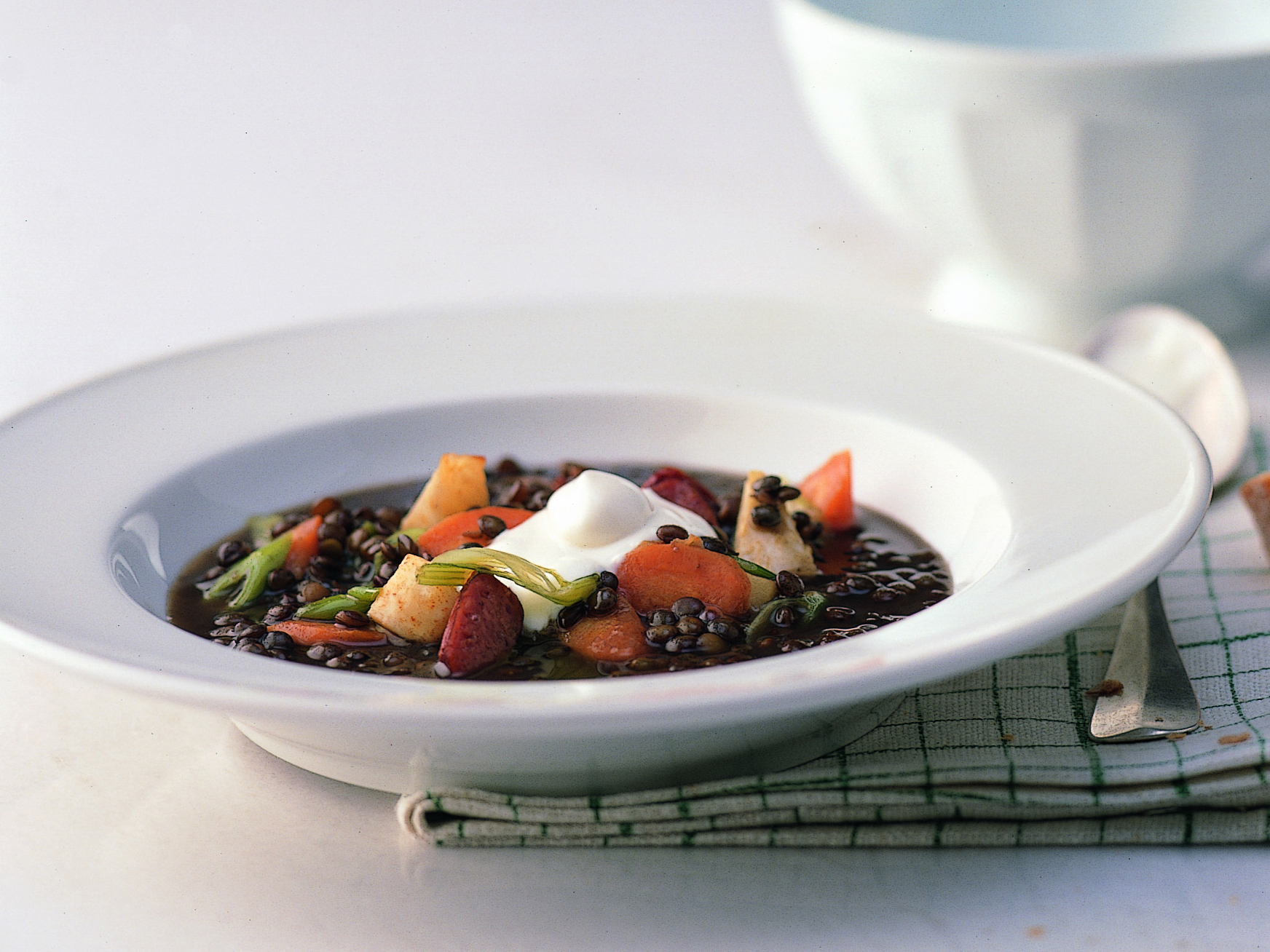 Potée de lentilles vertes aux légumes d'hiver et au salsiz