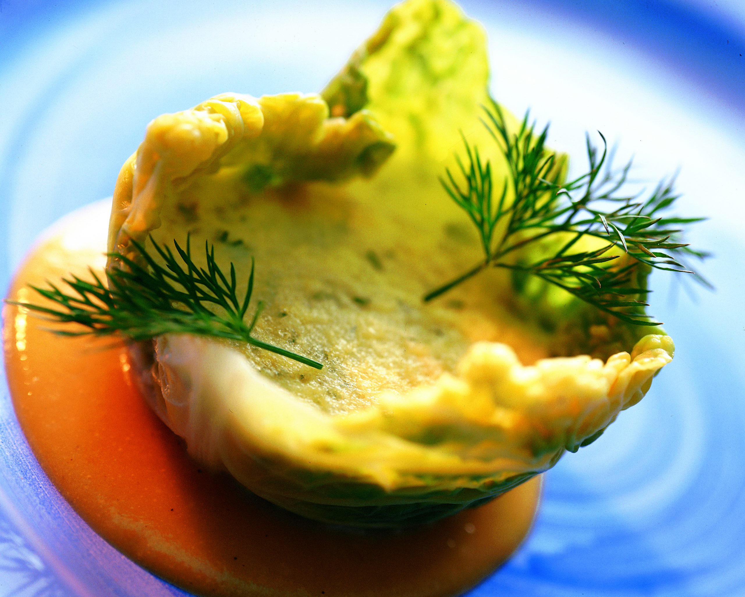 Gruyère-Flan im Wirzmantel auf Rüeblisauce
