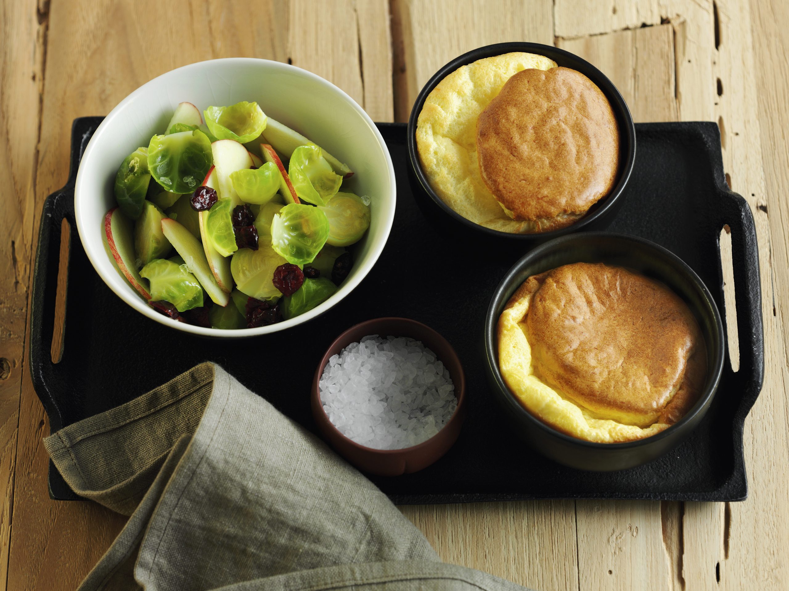 Soufflés au Gruyère et salade