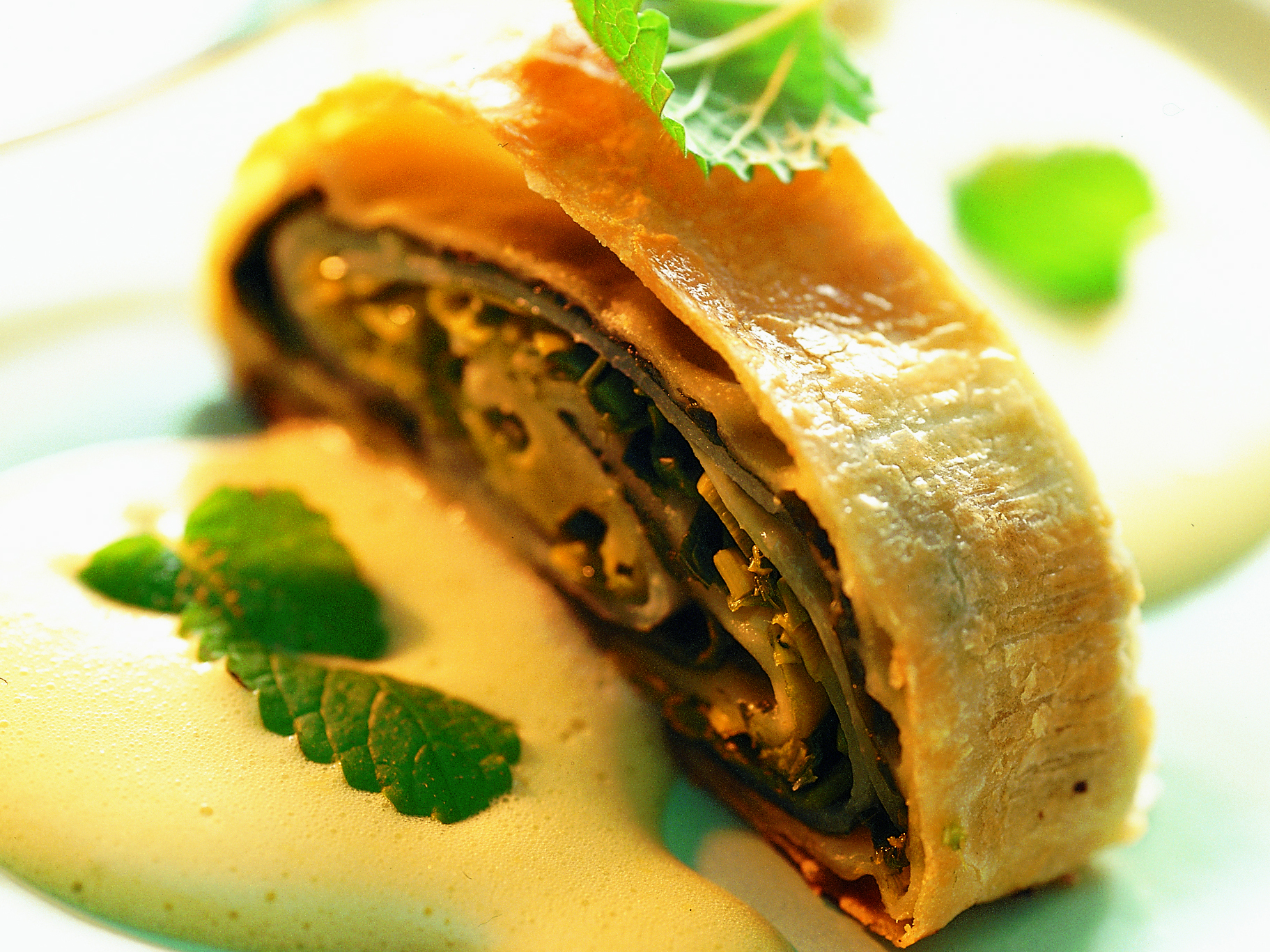 Gruyère-Strudel an Meerrettich-Sabayon