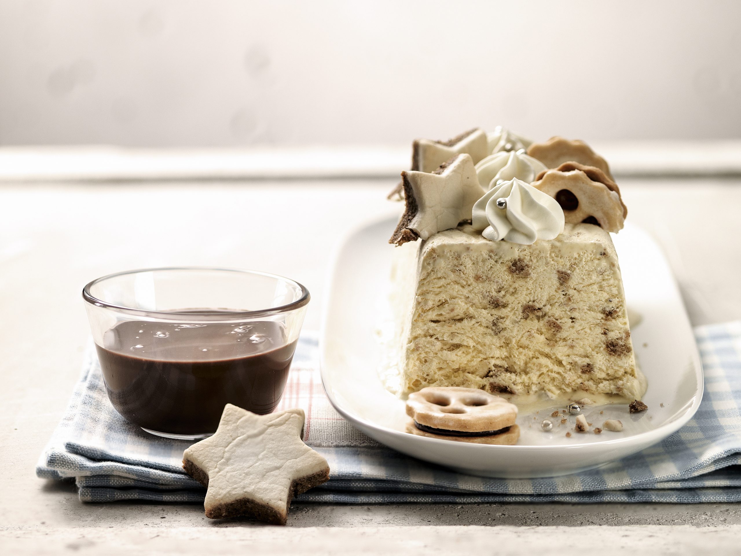 Parfait aux biscuits et sauce chocolat