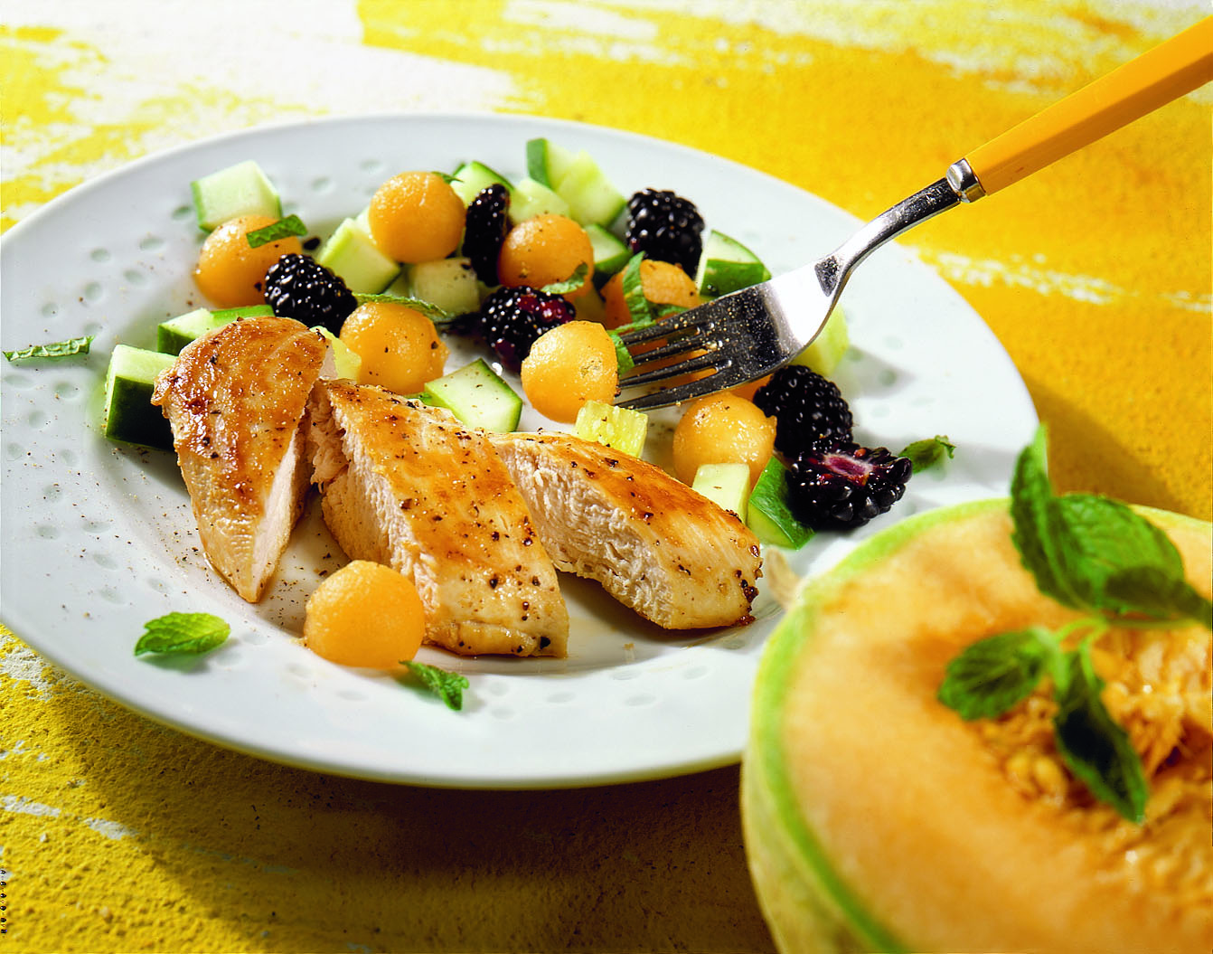 Salade de concombre, melon et mûres au poulet