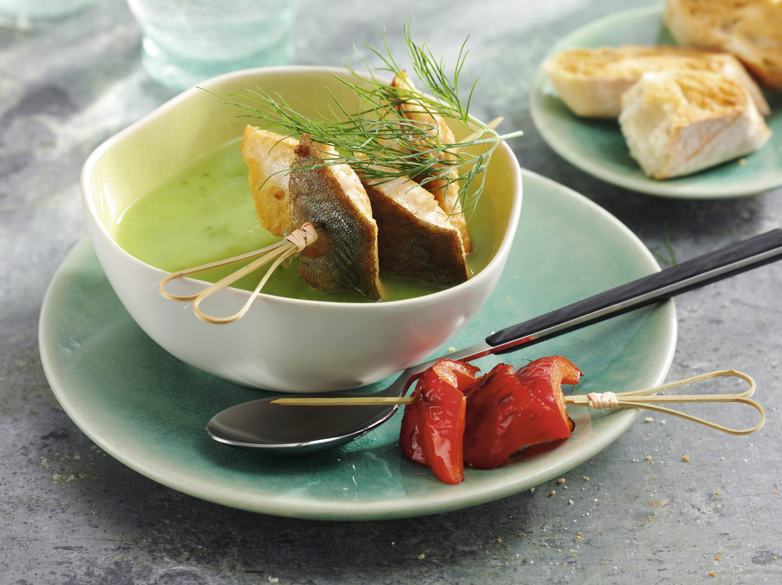 Soupe au concombre et à l'aneth avec duo de brochettes