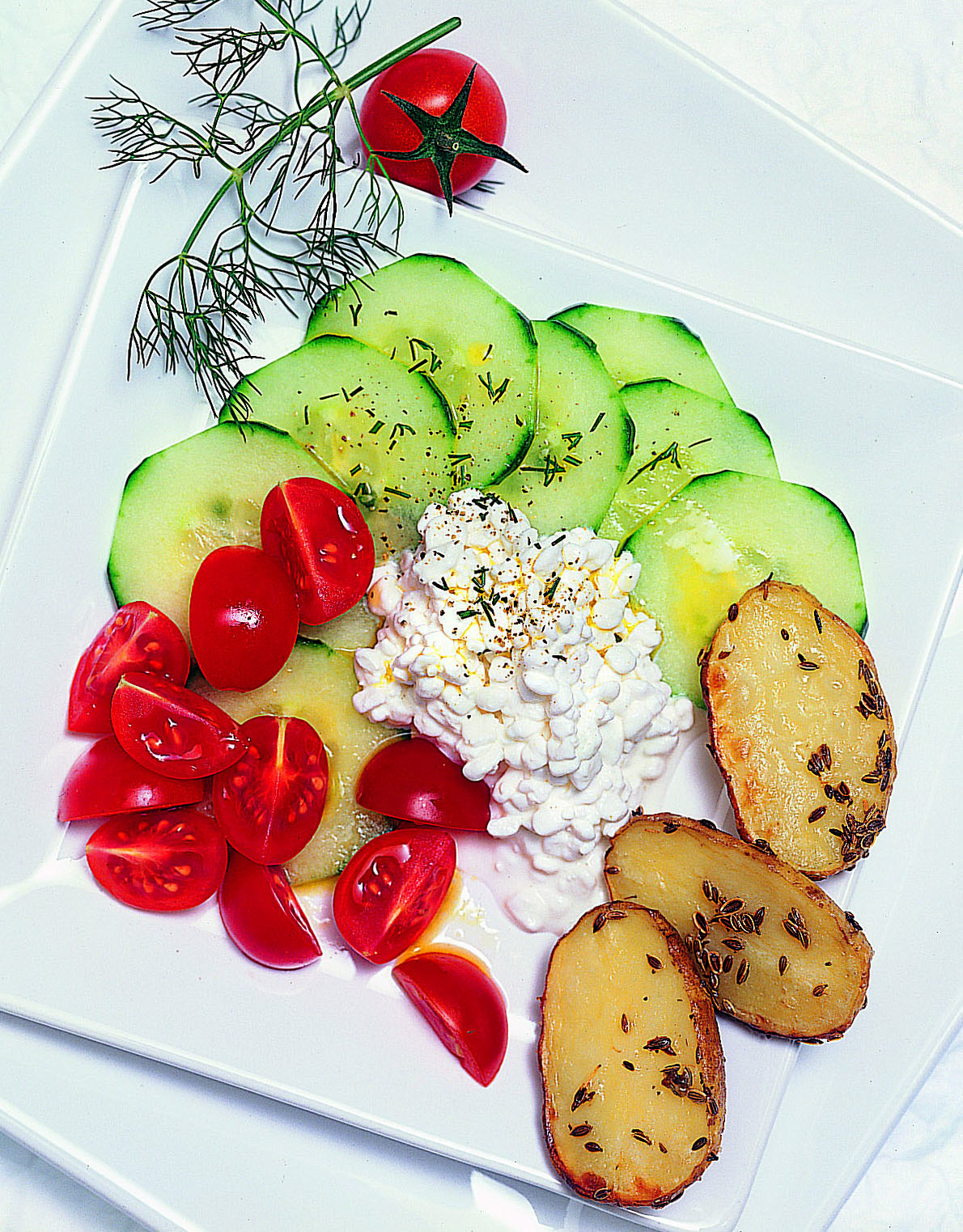 Gurken-Hüttenkäse-Salat mit Ofenkartoffeln