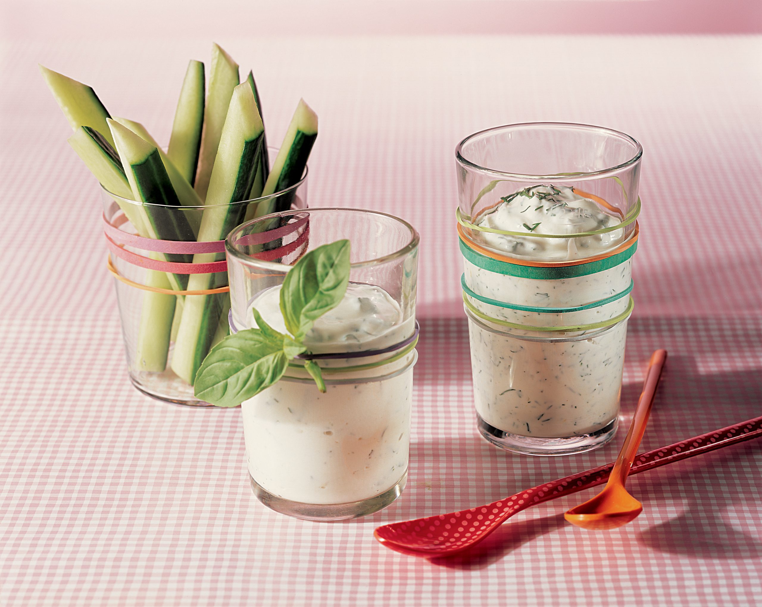 Gurken-Stängel mit zweierlei Dips (Low Carb)