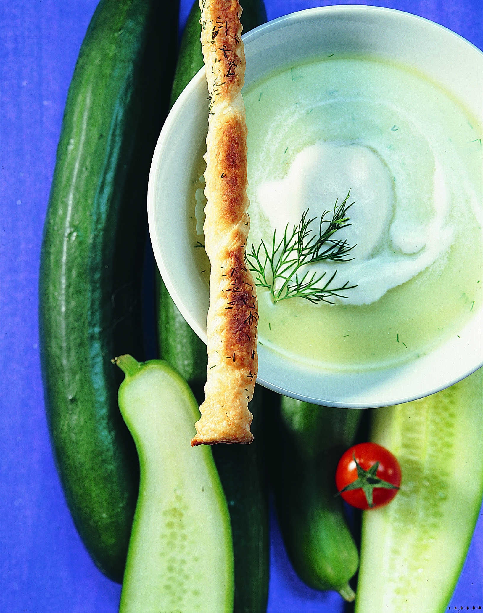 Gurkencrèmesuppe mit Cherrytomaten und Blätterteigstangen