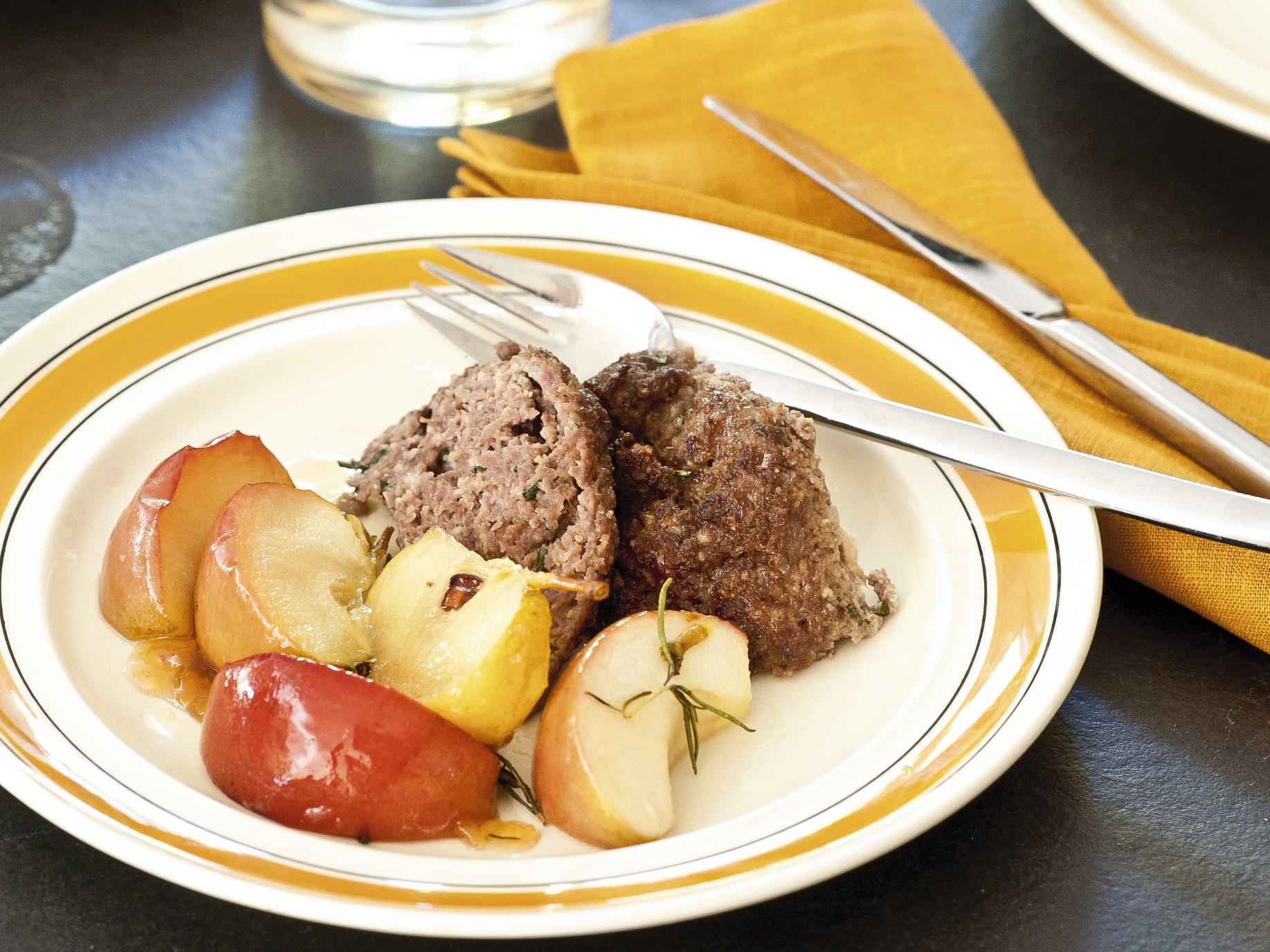 Hackbraten mit Honig-Äpfeln