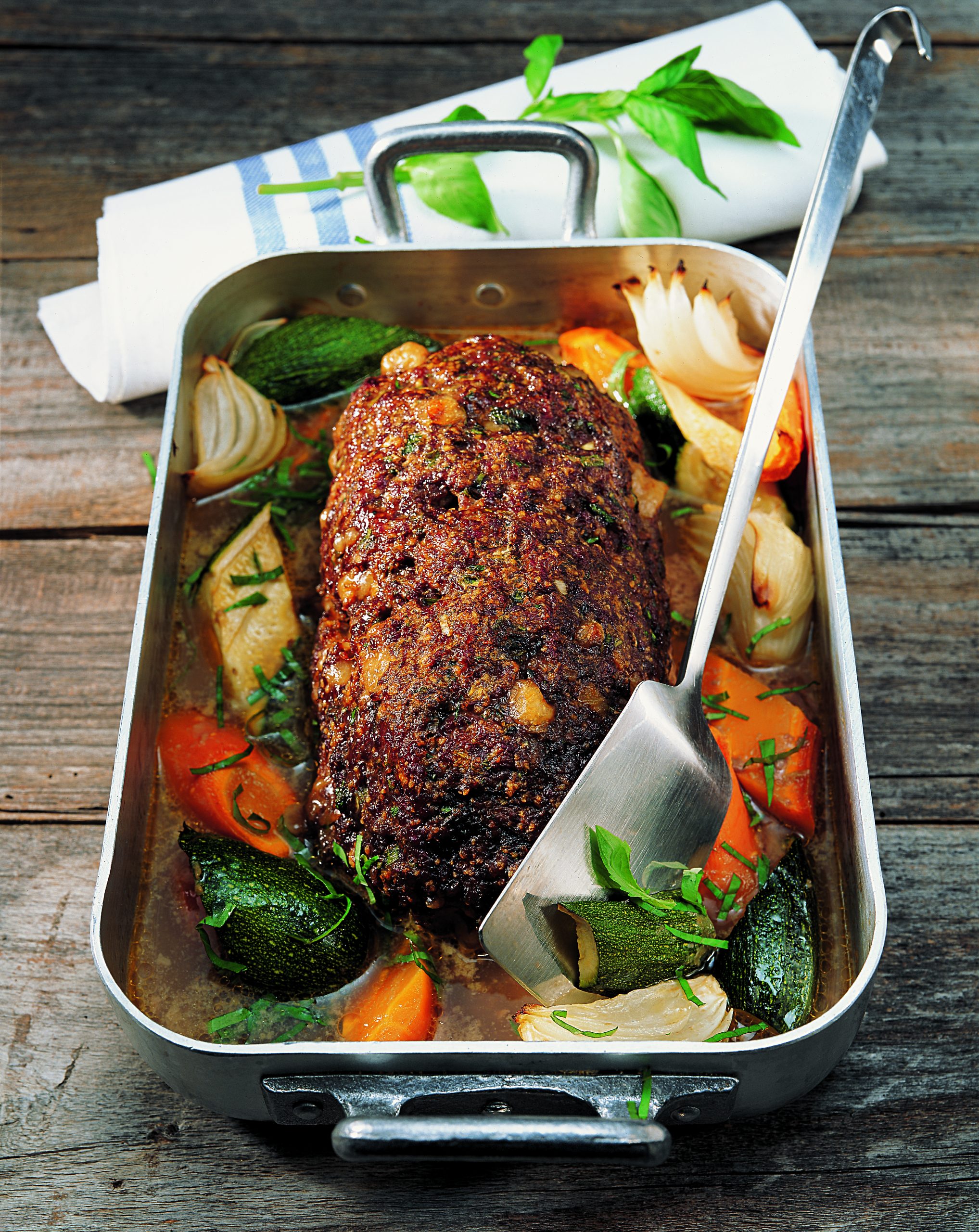 Hackbraten mit Mozzarella-Tupfen und Gemüse
