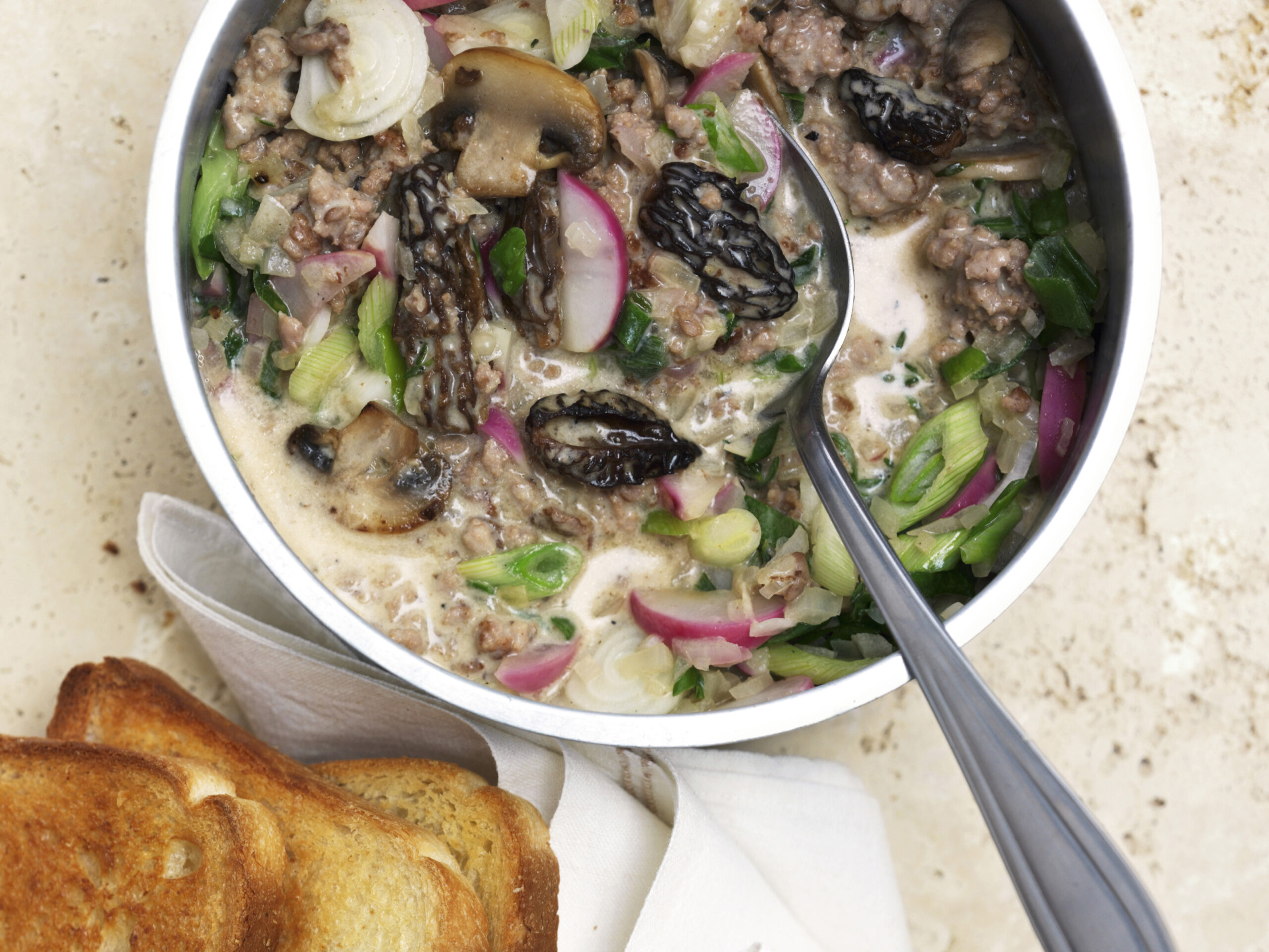 Toasts à la viande hachée et aux morilles