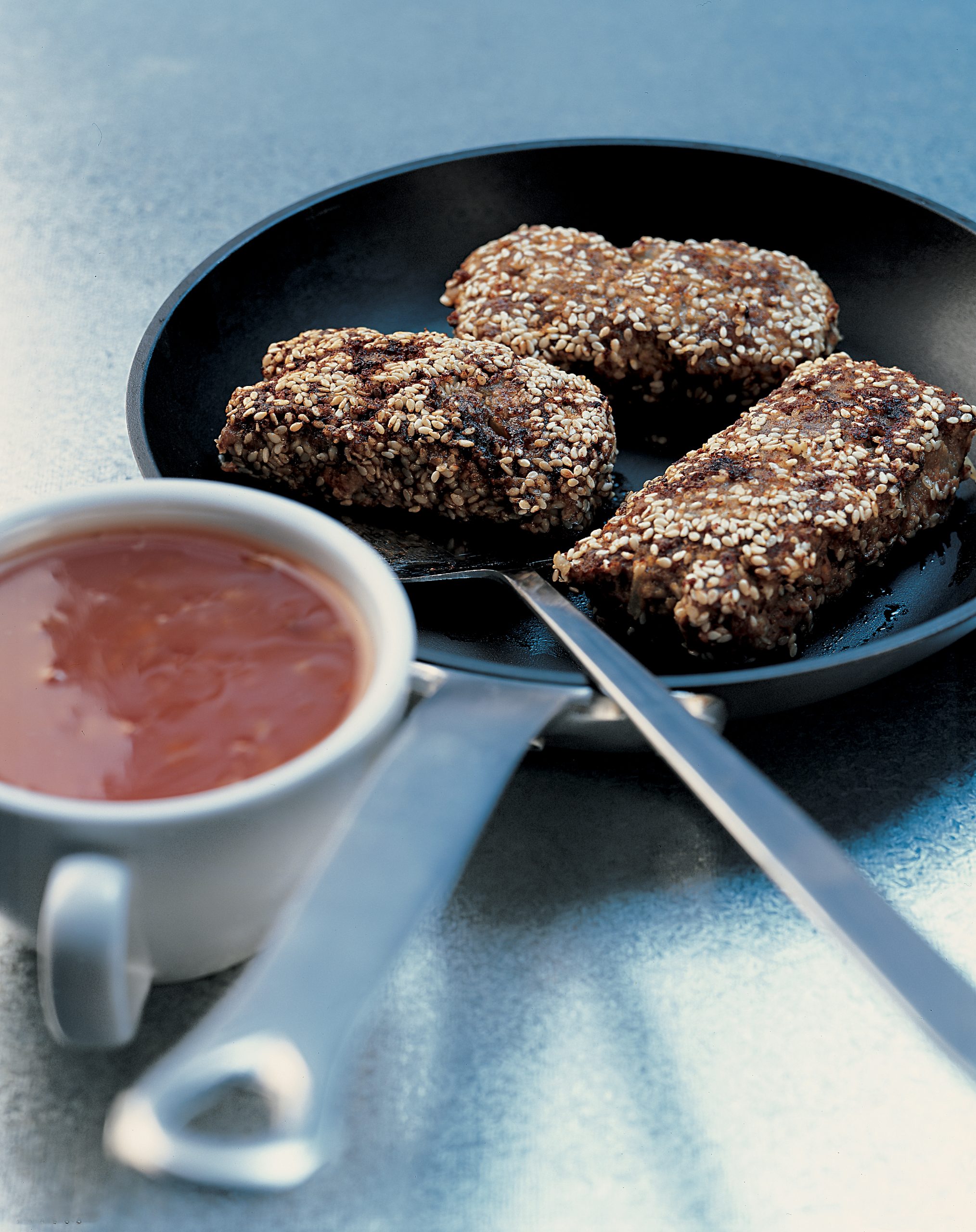 Tranches de viande hachée et sauce à l'aigre-doux