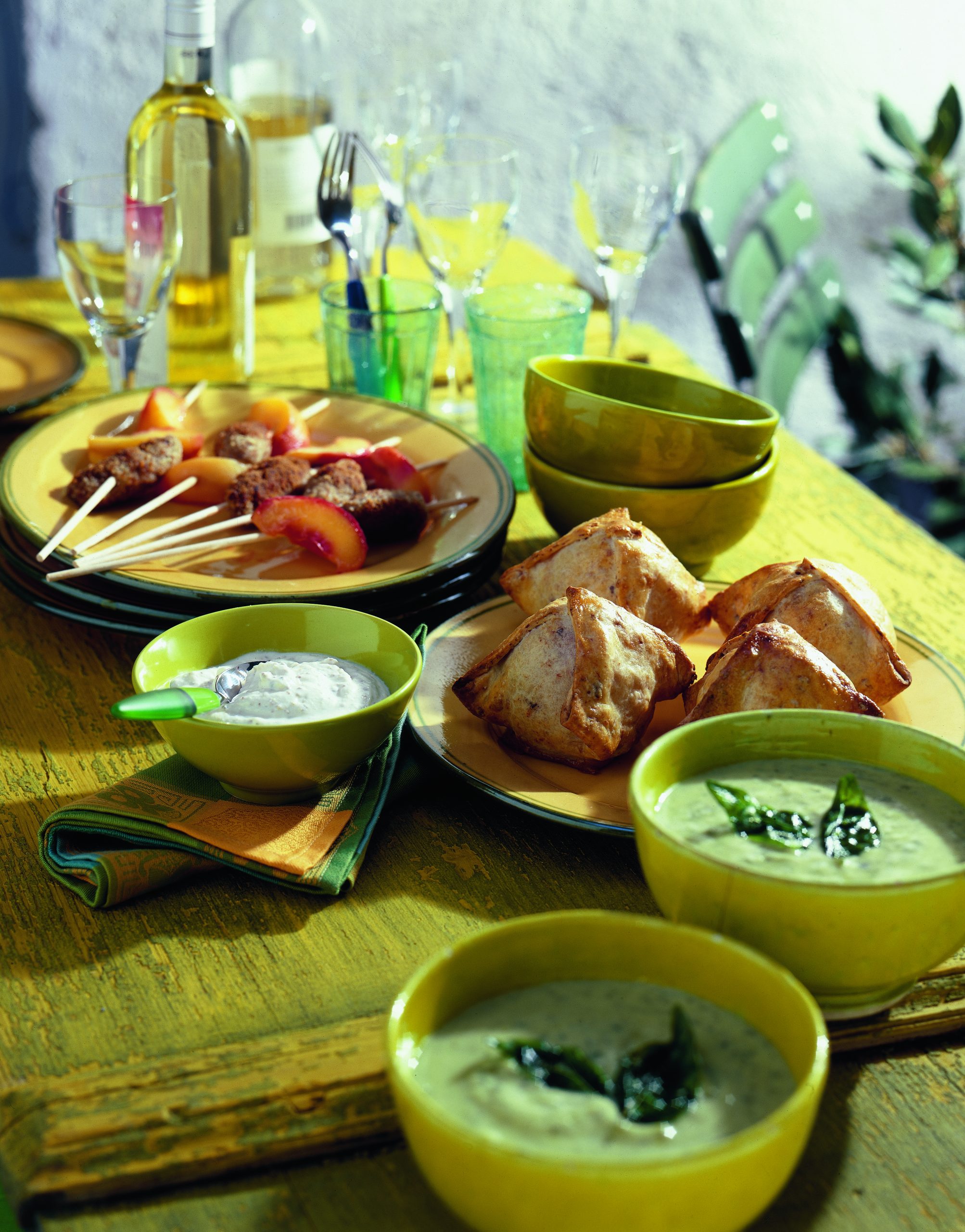 Brochettes de viande hachée avec dip au miel et à la moutarde
