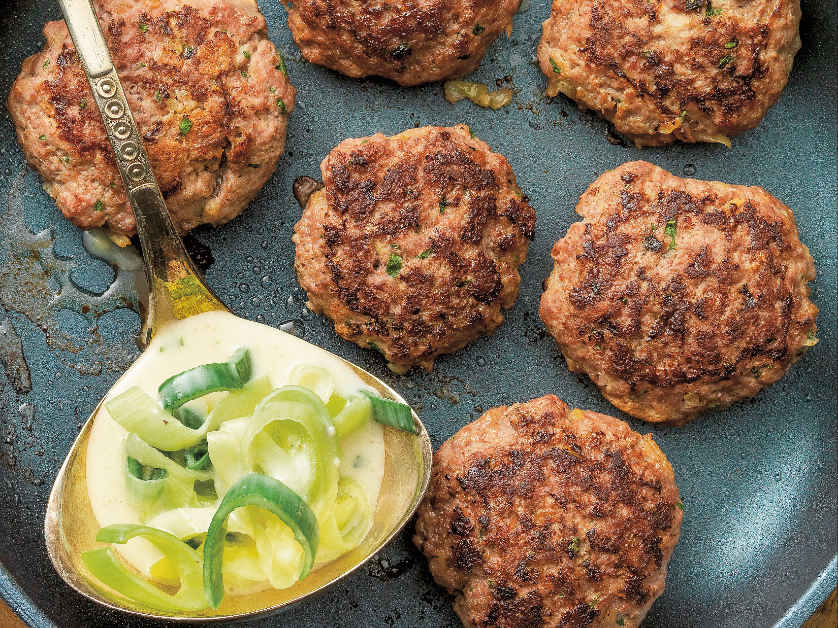 Galettes de viande hachée et poireaux