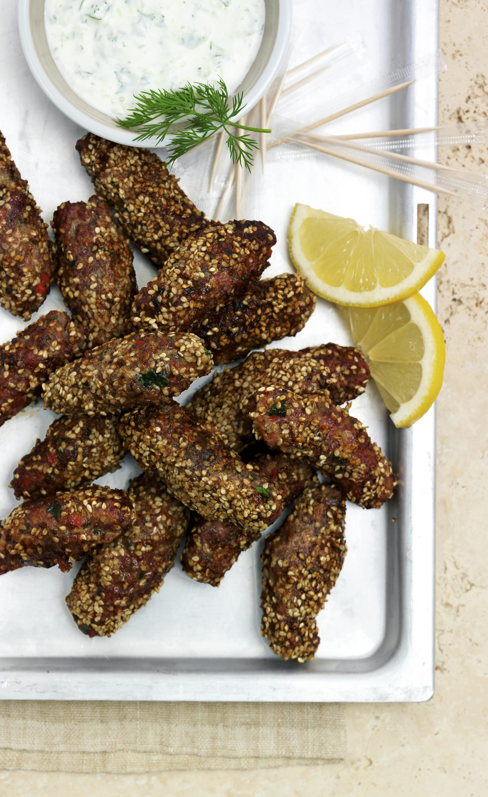 Saucisses de viande hachée et dip au concombre