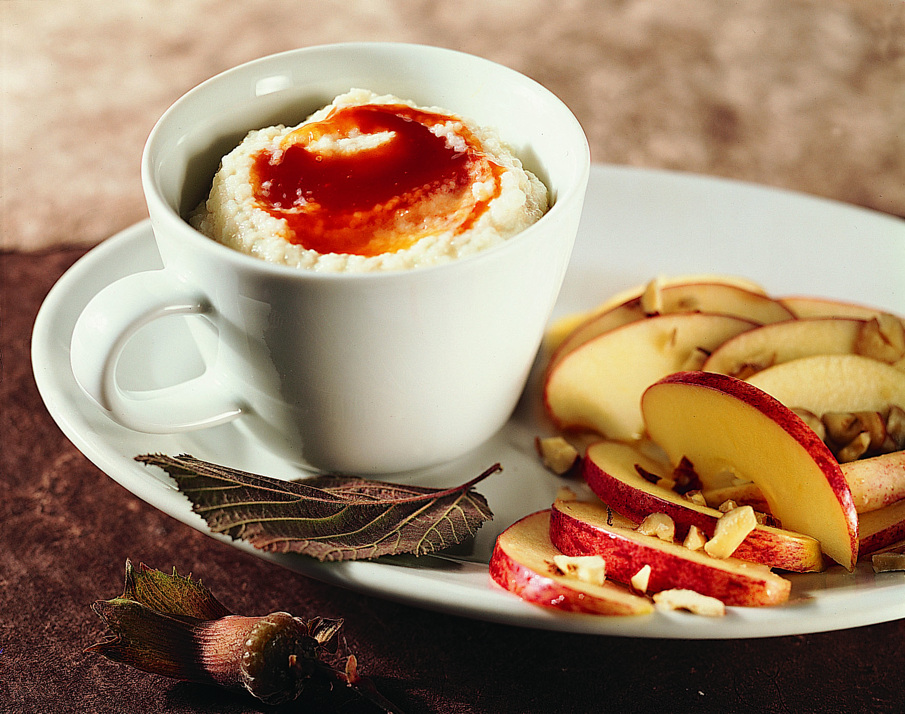 Hagebutten-Griessbrei mit Apfel-Nuss-Salat