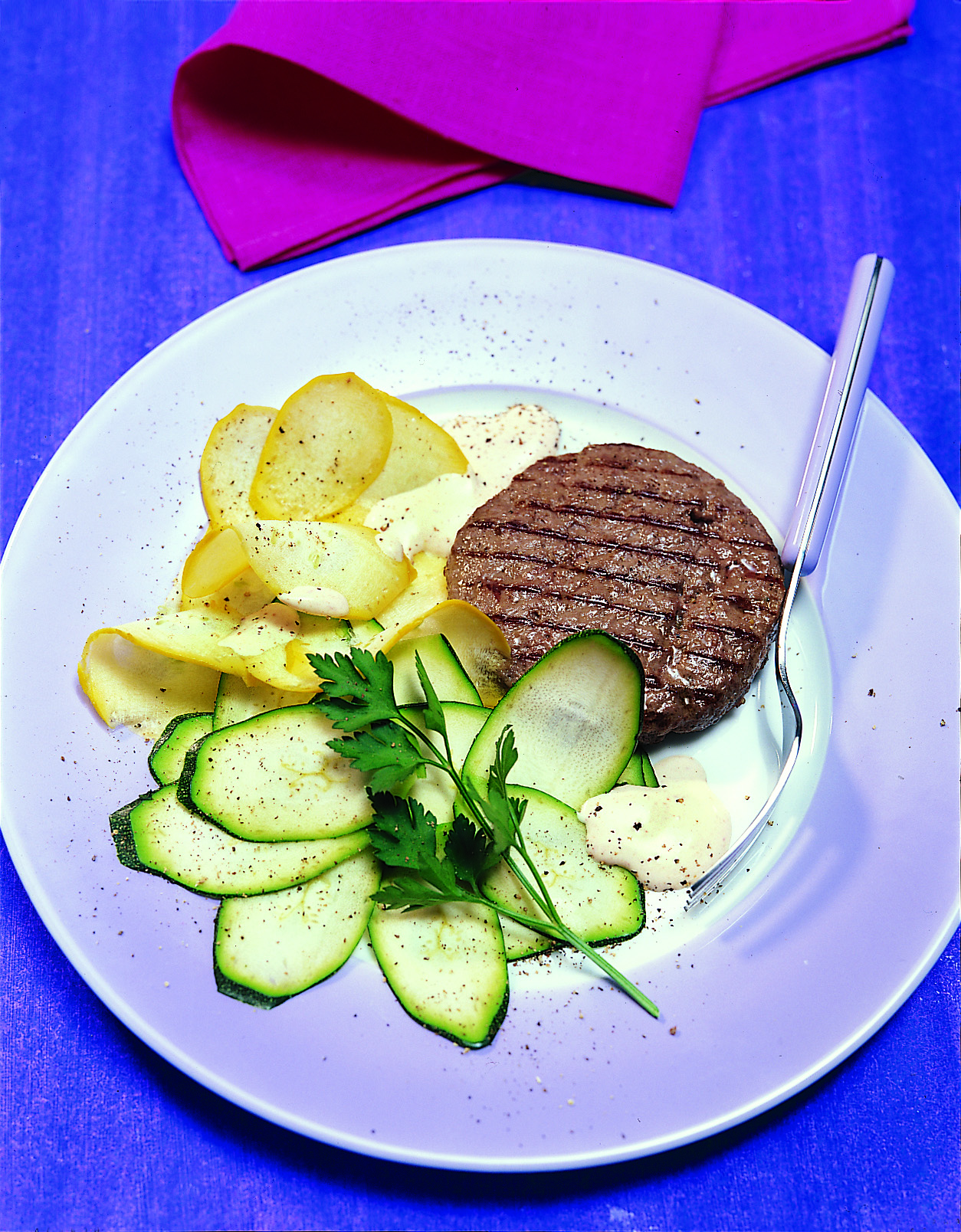 Hamburger auf Curry-Zucchini-Salat