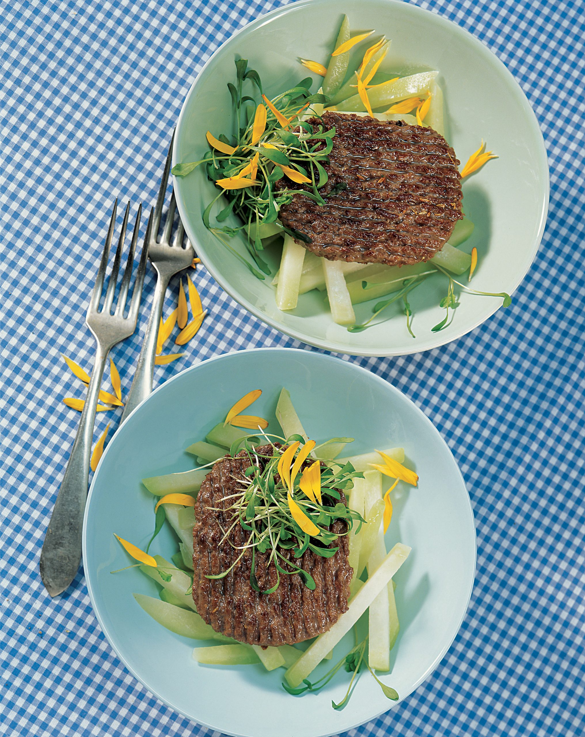Hamburger auf Kohlrabi-Gemüse
