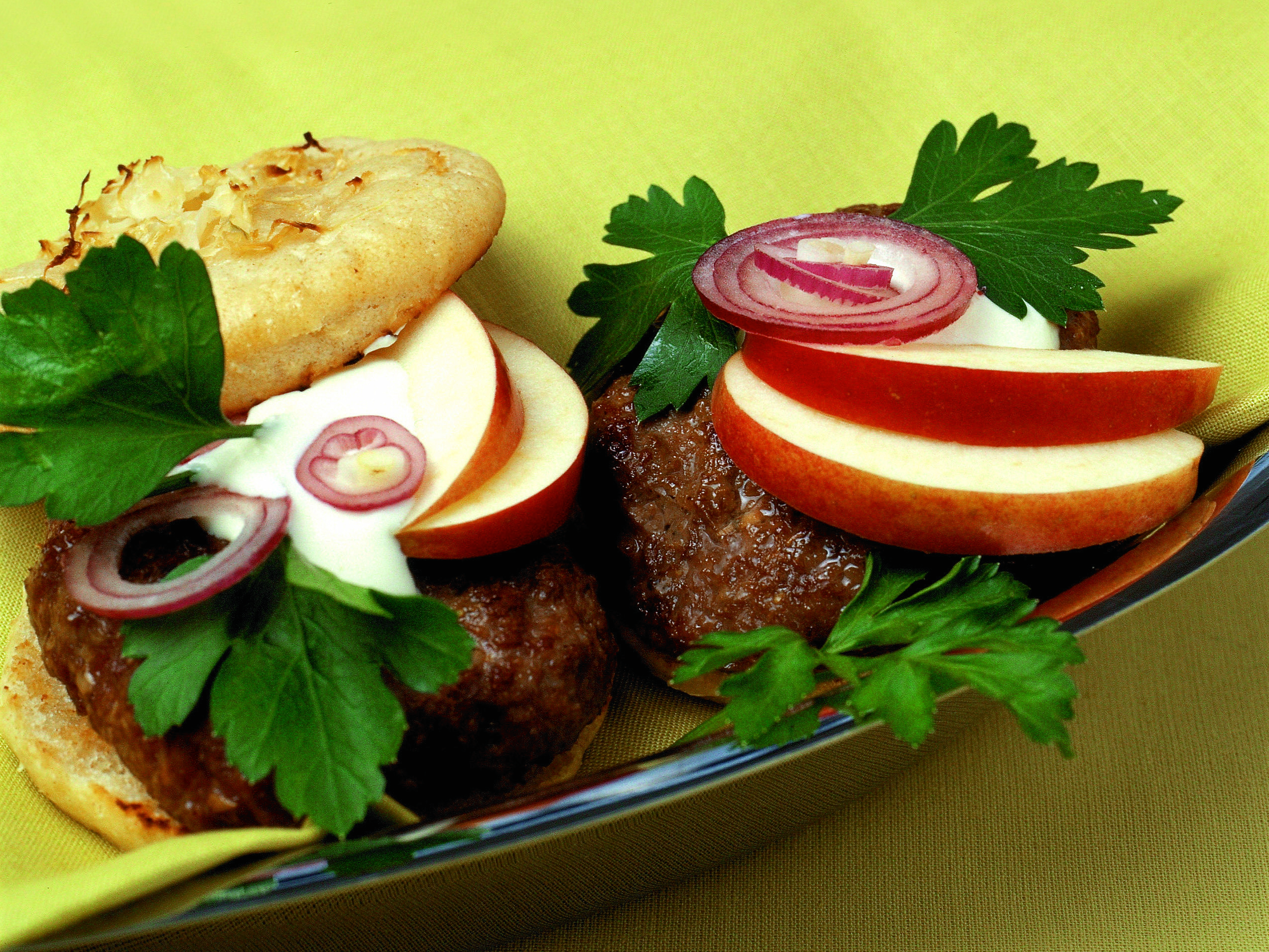 Hamburger dans des petits pains à la choucroute