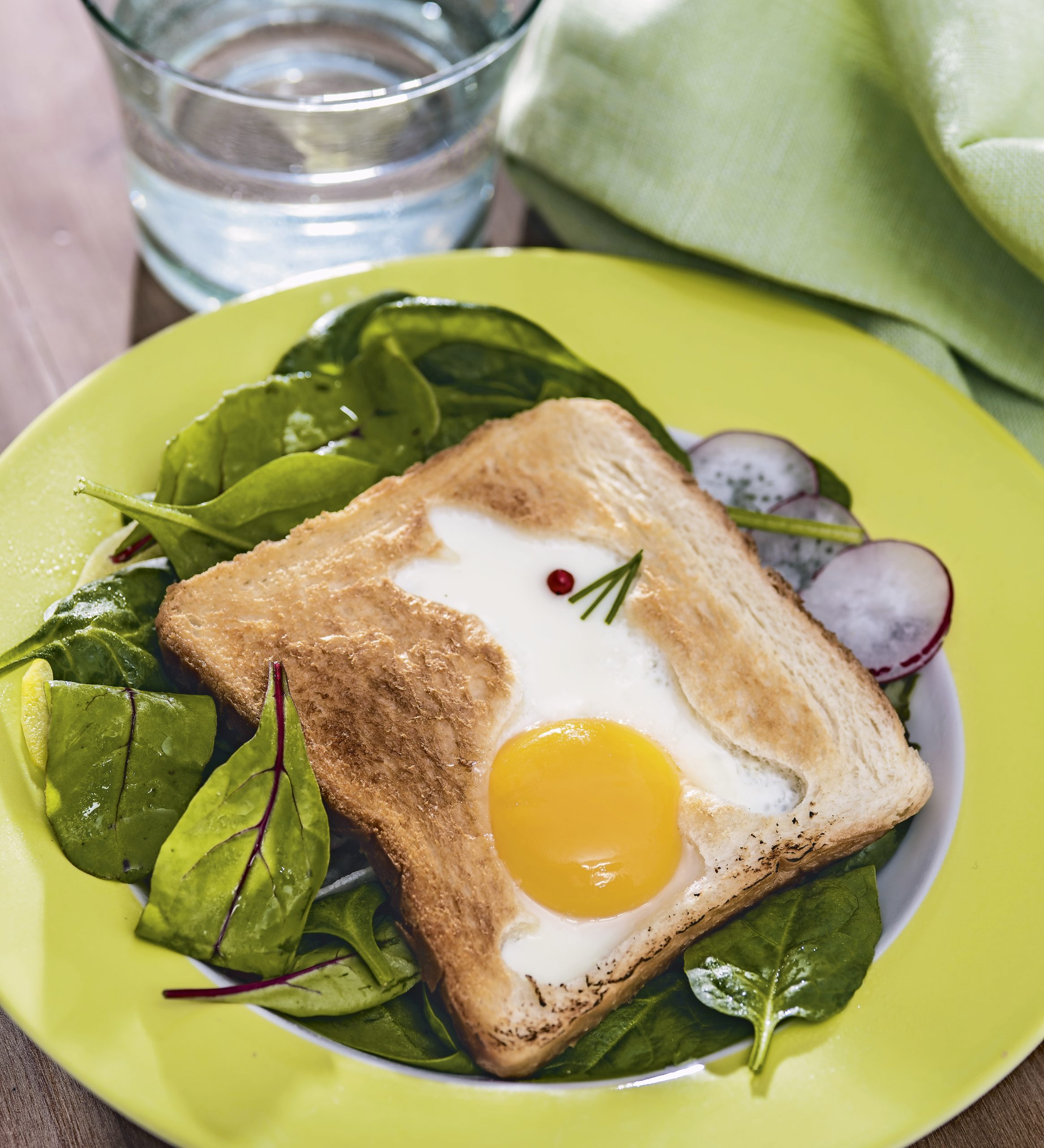 Hasen-Toast zu Frühlingssalat